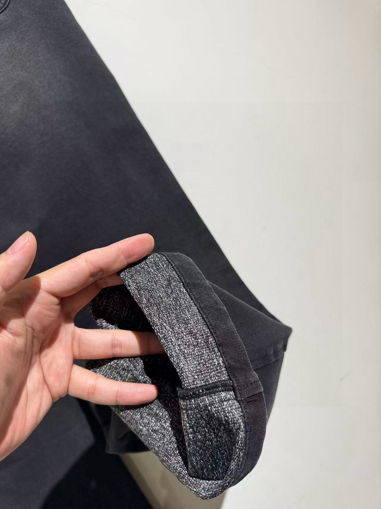 Брюки мужские в стиле Prada из денима тёмно-серого цвета с эластичным поясом