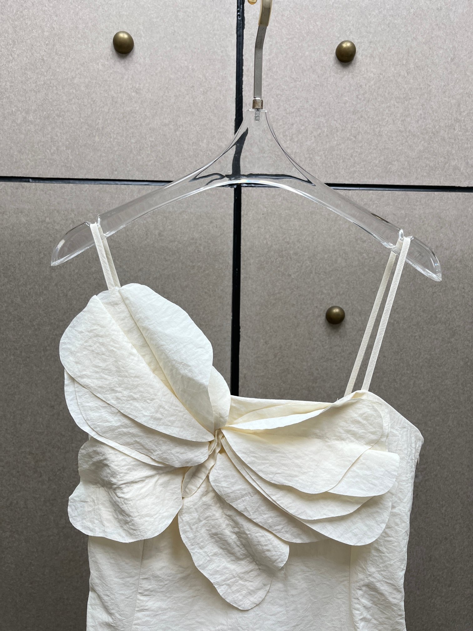 Платье женское в стиле Self-Portrait молочного цвета с объёмным цветочным декором на бретелях