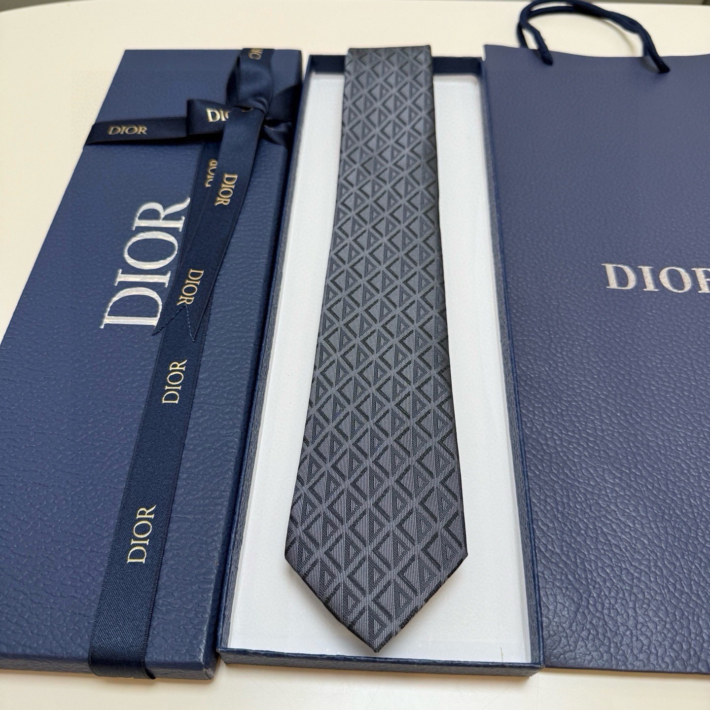 Галстук мужской в стиле Dior чёрного цвета с жаккардовым узором
