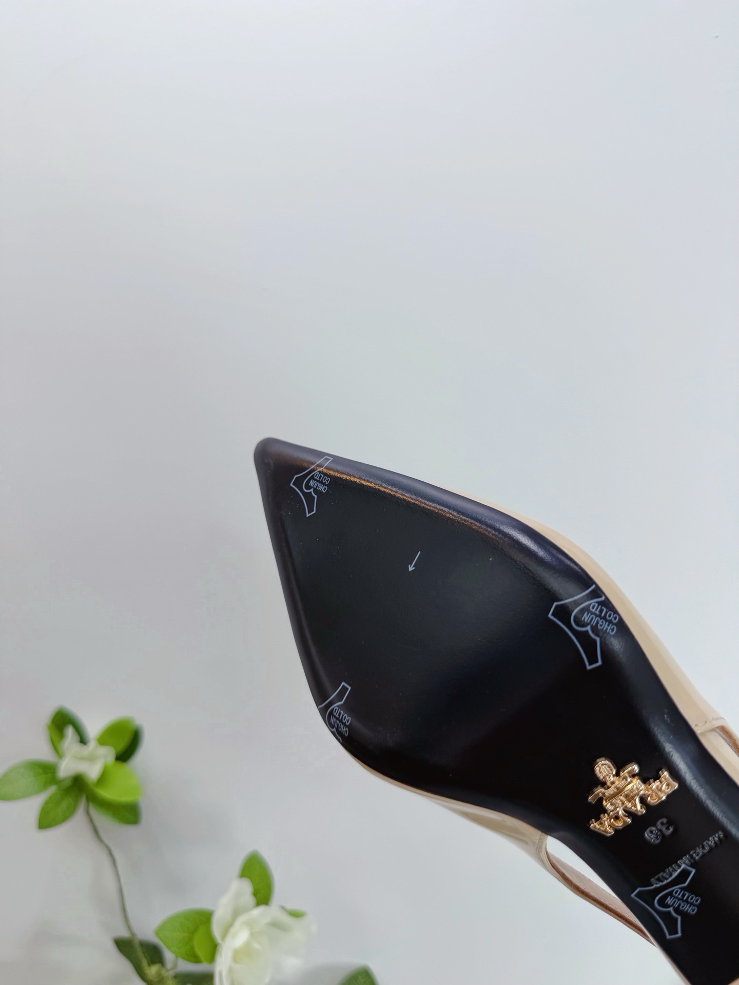 Туфли женские Prada из натуральной кожи бежевого цвета