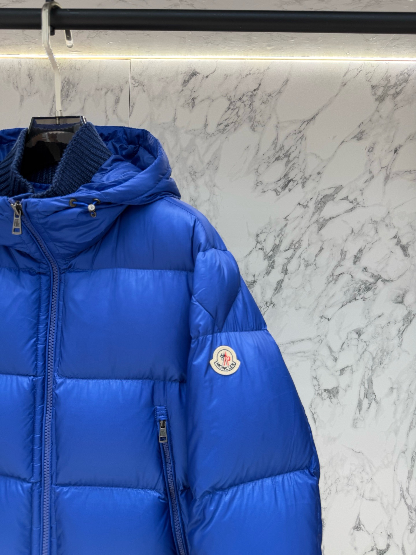 Пуховик мужской Moncler Maya синего цвета с натуральным пухом и съёмным капюшоном