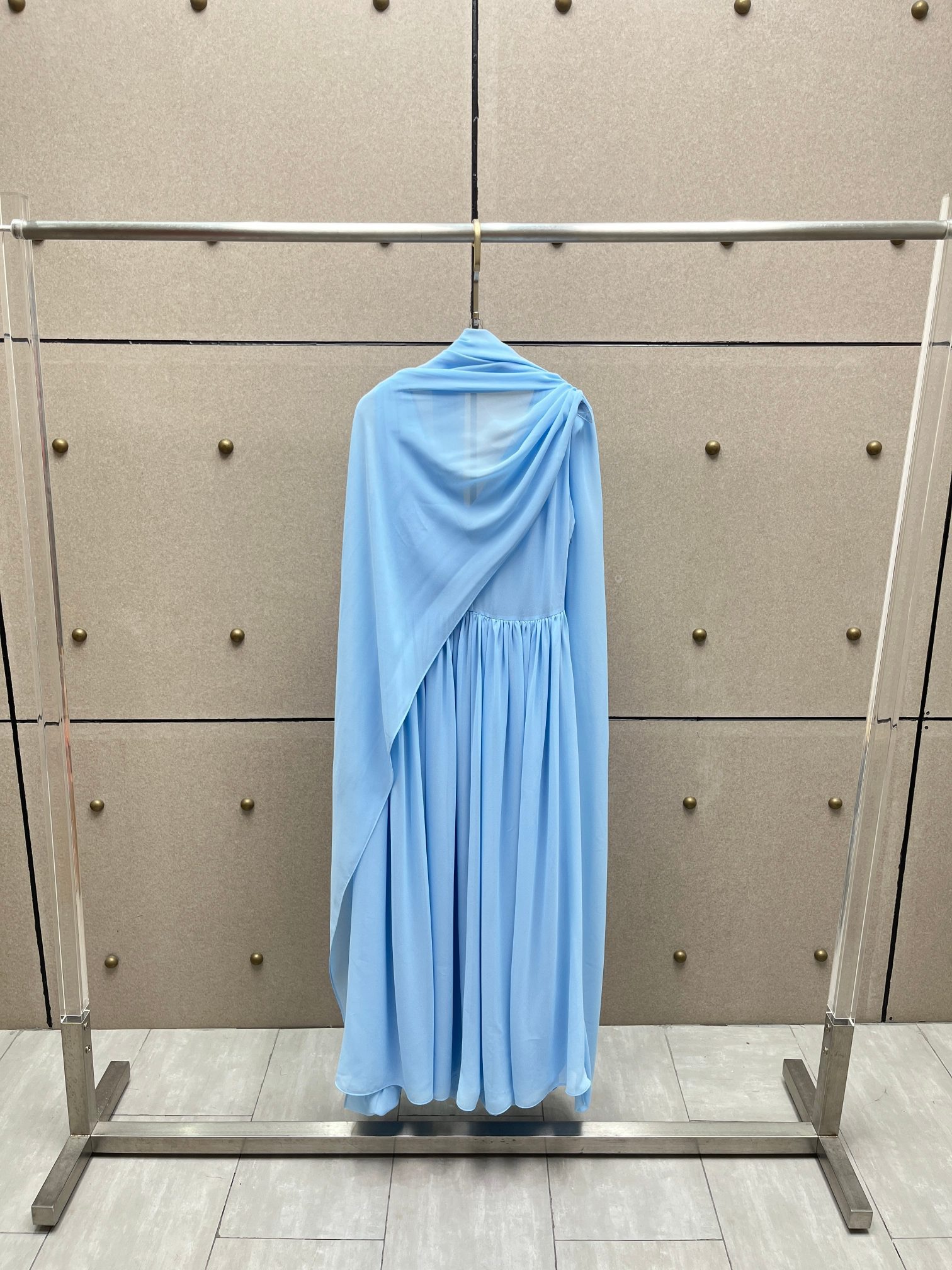 Платье женское в стиле Jacquemus из струящейся ткани голубого цвета с драпировкой и открытой спиной