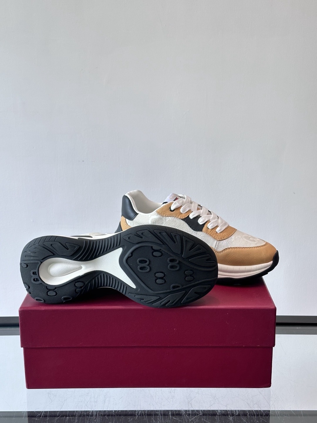 Кроссовки мужские в стиле Gucci бежево-песочного цвета с чёрными и белыми вставками