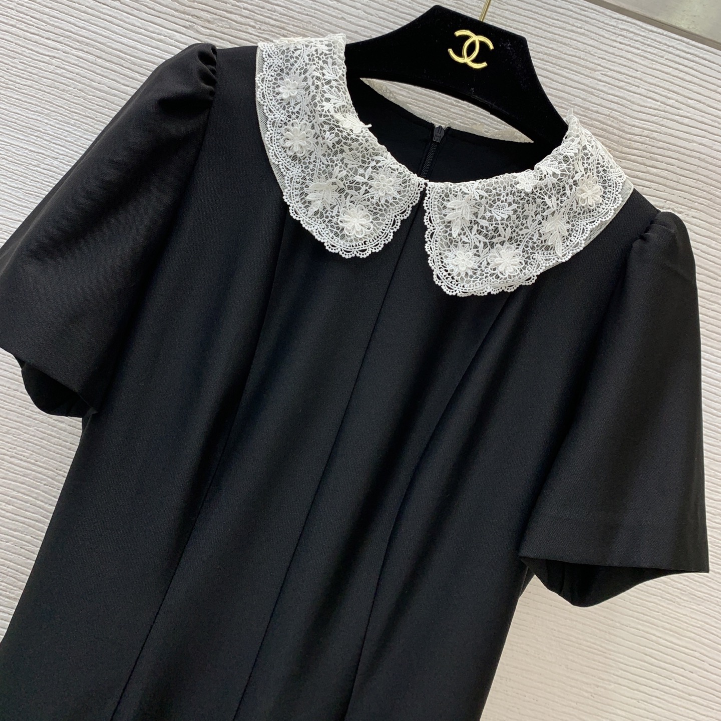 Платье женское в стиле Miu Miu чёрного цвета с кружевным воротником