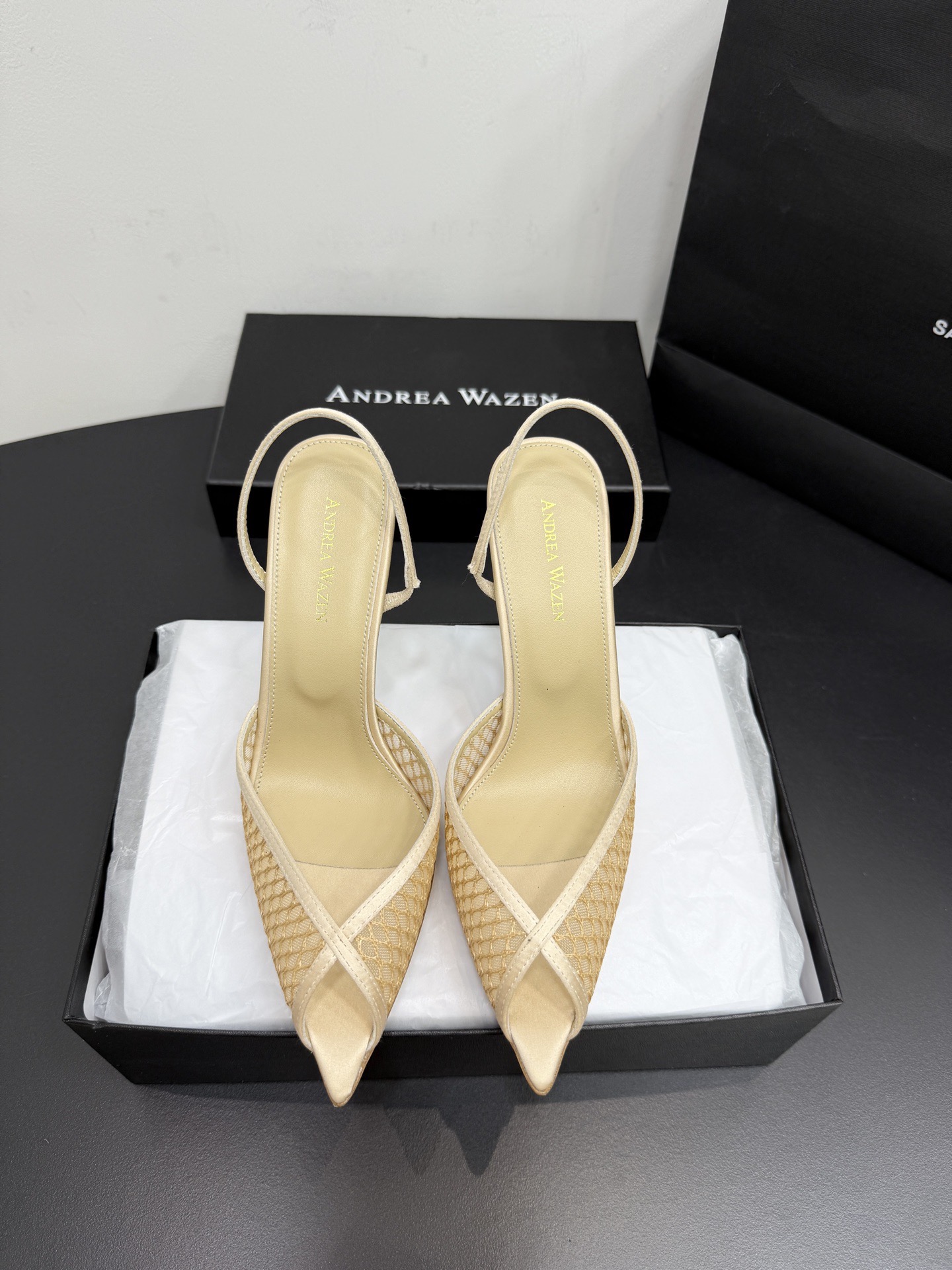 Туфли женские в стиле Andrea Wazen бежевого цвета