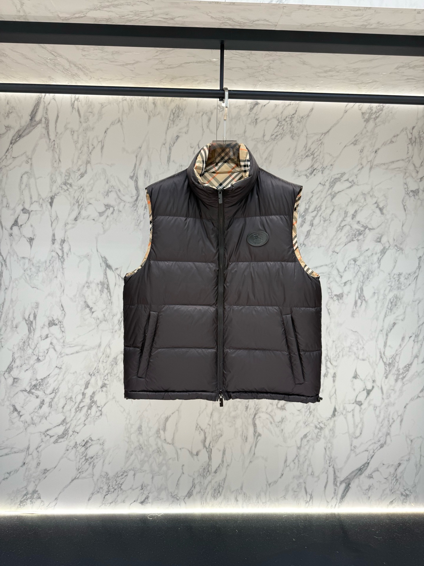 Жилет пуховый мужской Burberry Reversible Check Puffer Gilet двусторонний тёмно-коричневого цвета с фирменной клеткой