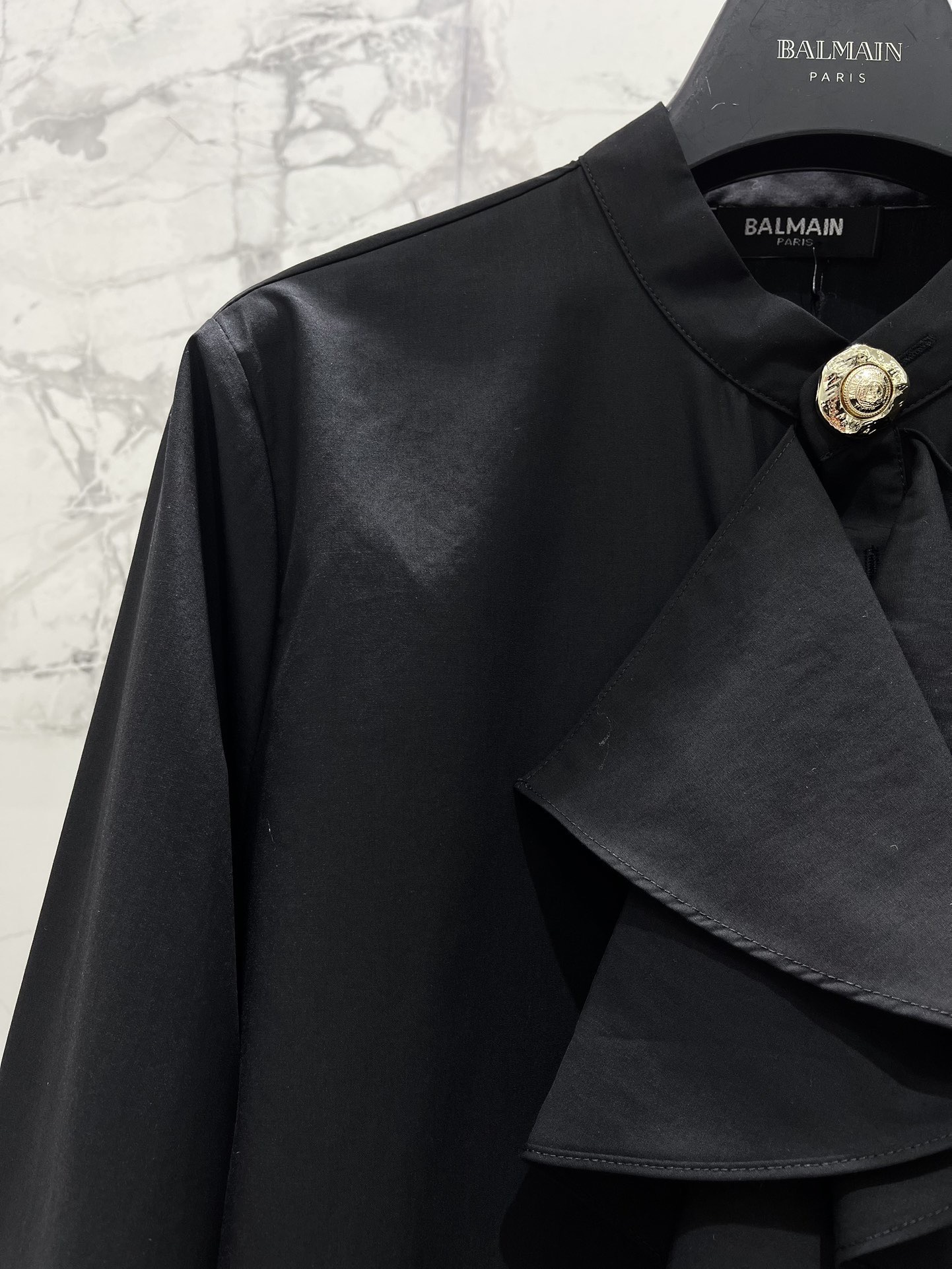 Блуза женская в стиле Balmain чёрного цвета с объёмными рюшами