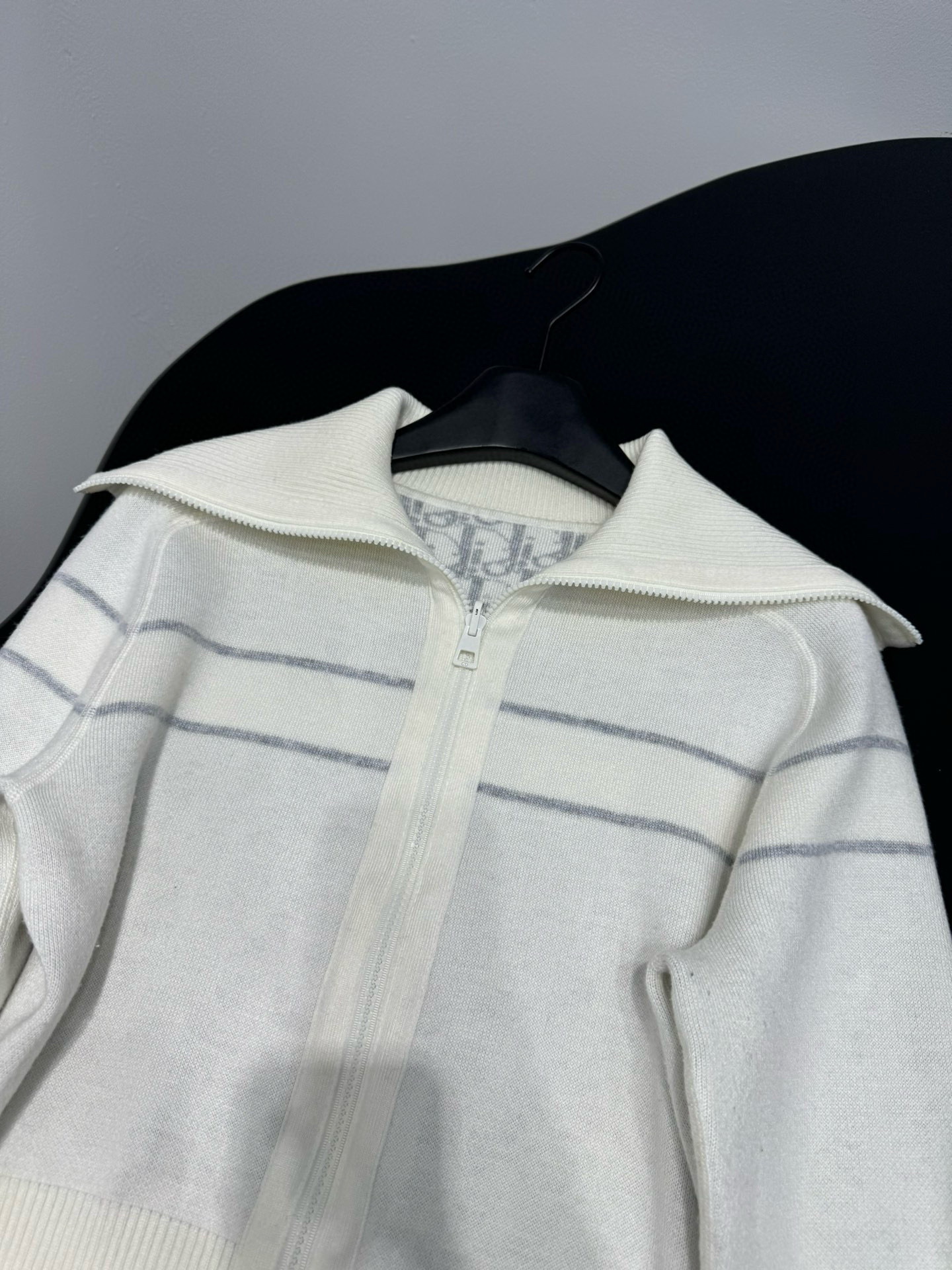 Кофта женская в стиле Dior из шерстяного трикотажа молочного цвета с жаккардовым узором