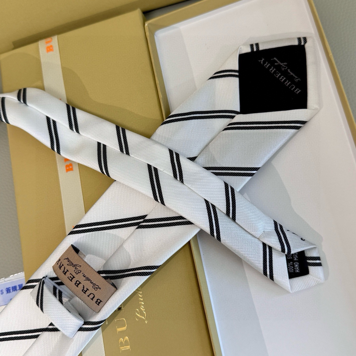 Галстук мужской в стиле Burberry белого цвета с диагональными полосами и вышивкой