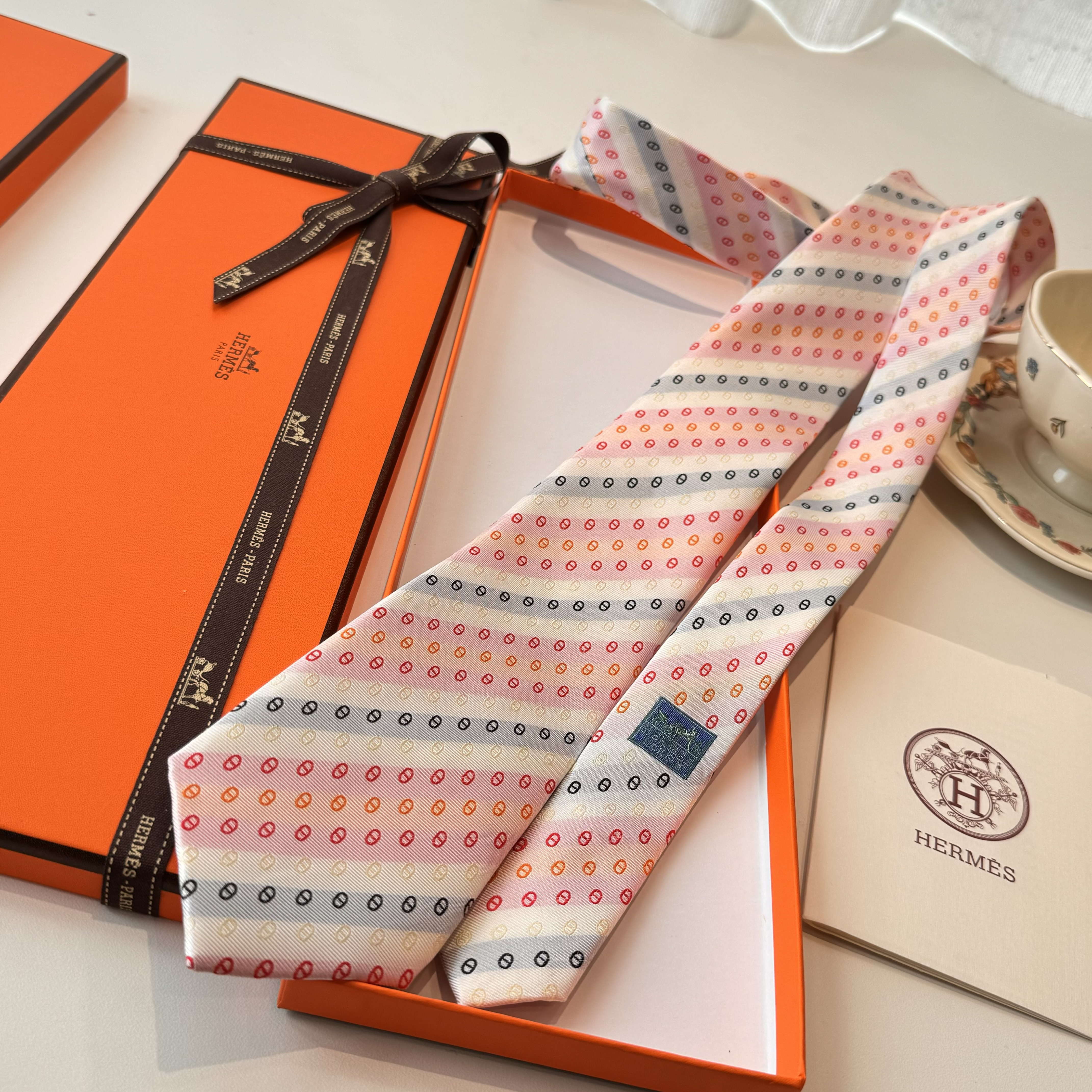 Галстук мужской в стиле Hermès белого цвета с диагональным узором