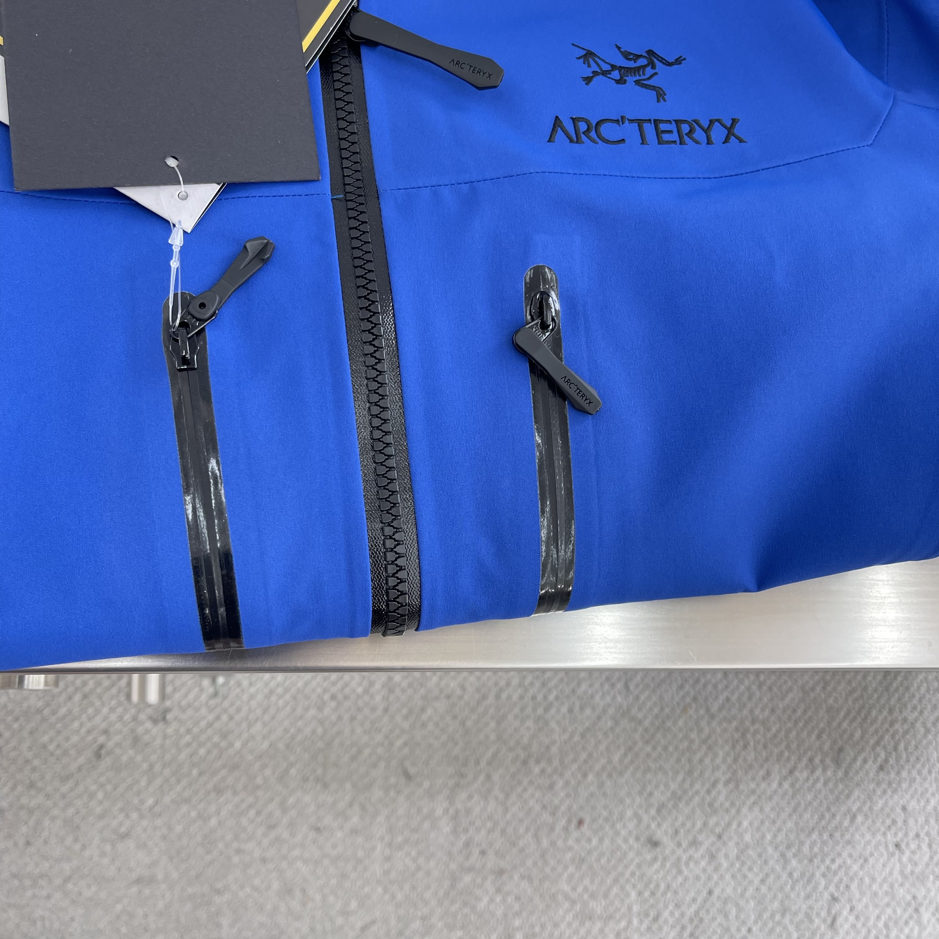 Куртка унисекс в стиле Arc'teryx Alpha SV с капюшоном синего цвета