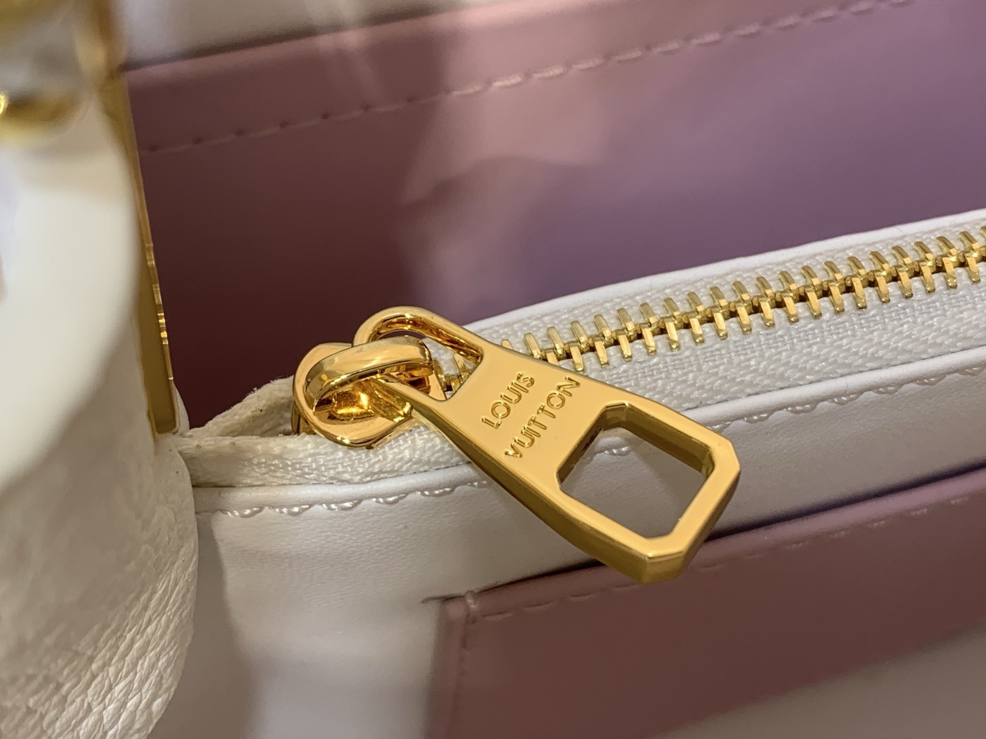 Сумка женская в стиле Louis Vuitton Capucines BB Confetti с декоративной цепочкой