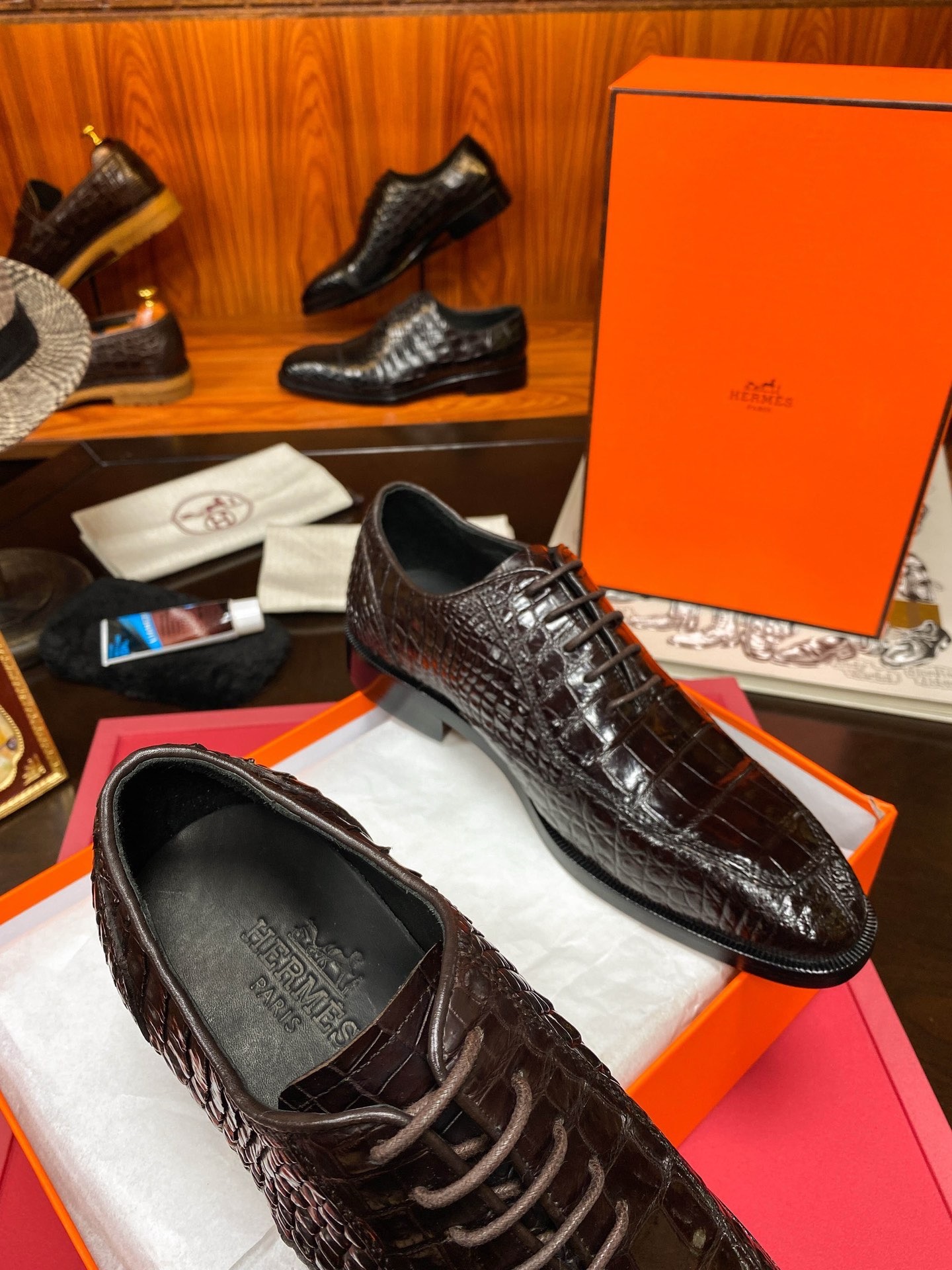 Туфли мужские Hermès из цельнокроеной кожи крокодила тёмно-коричневого цвета