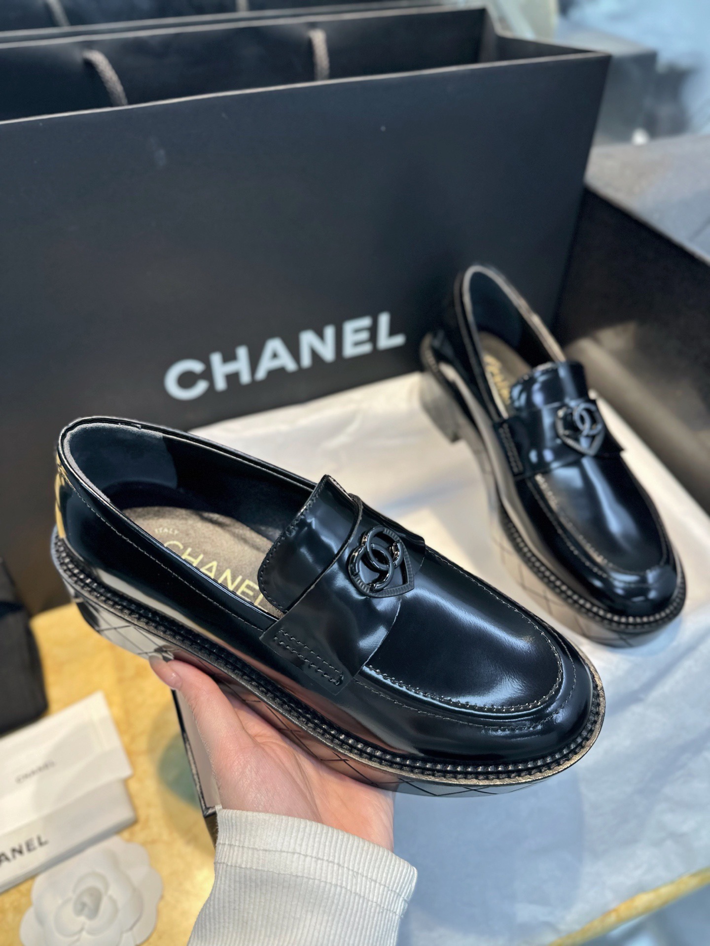 Лоферы женские в стиле Chanel из натуральной кожи черного цвета
