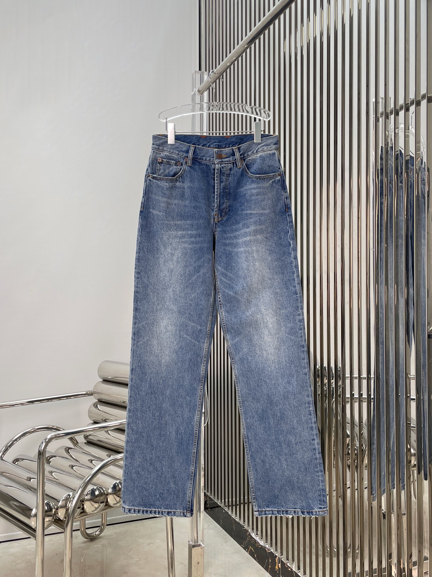 Джинсы женские в стиле Celine из денима голубого цвета с кожаным патчем и классической посадкой