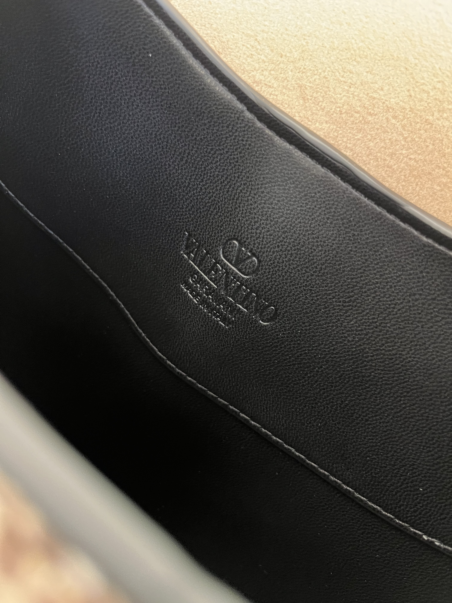 Сумка женская в стиле Valentino Garavani Hoboho Hobo с контрастной отделкой(35 cм)