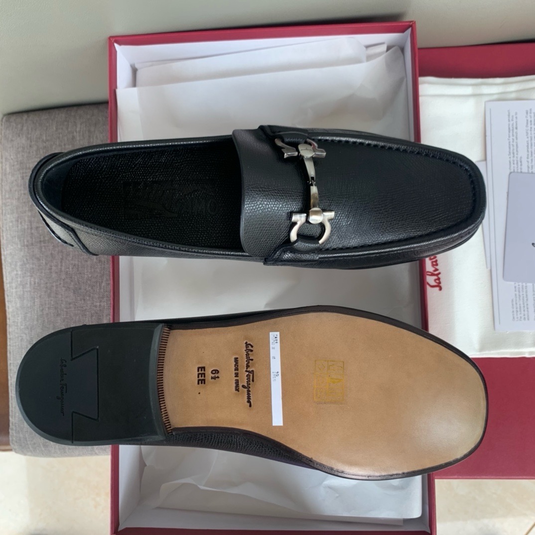 Лоферы мужские в стиле Salvatore Ferragamo из натуральной кожи с ладонной текстурой черного цвета