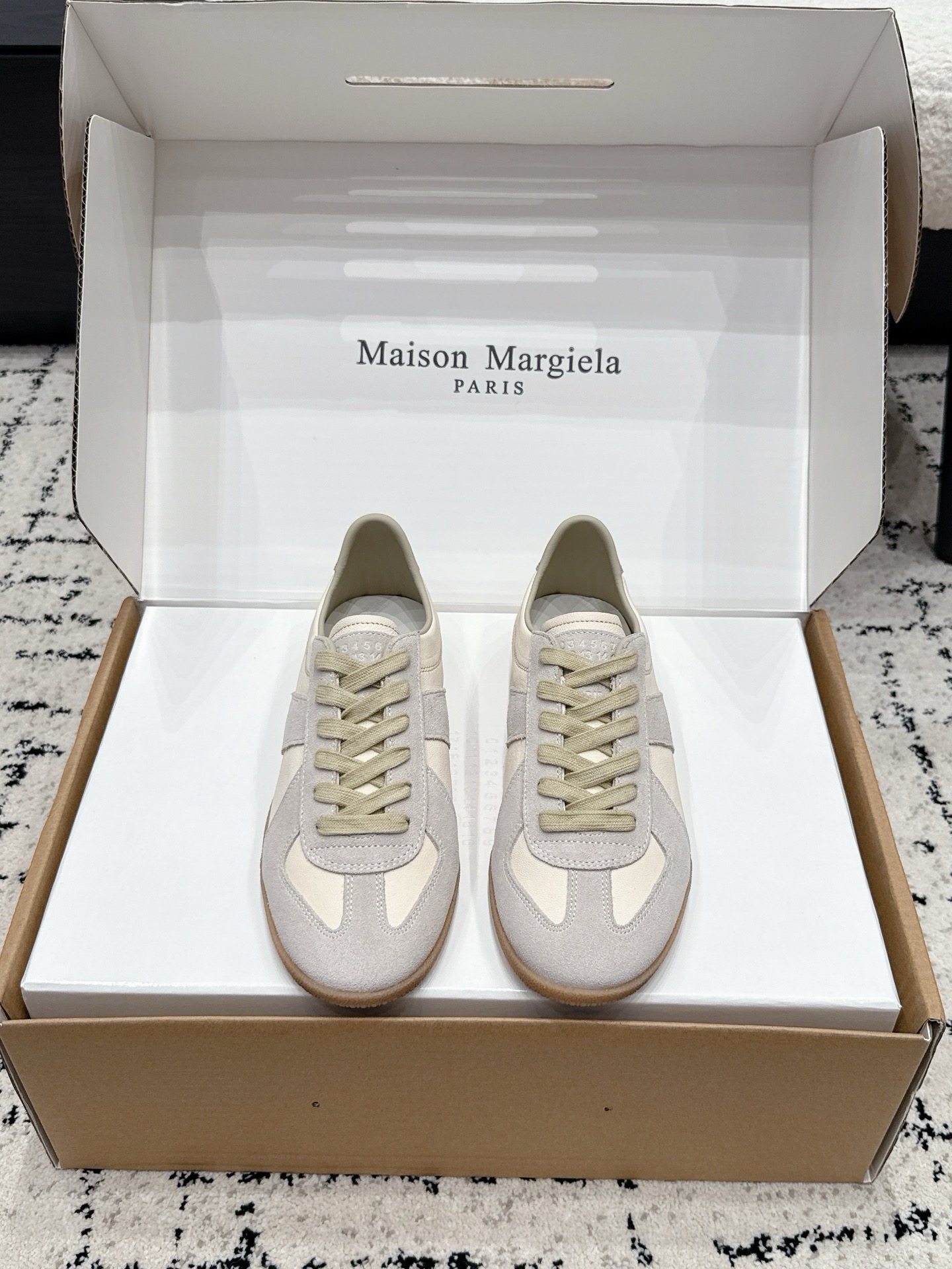 Кроссовки унисекс в стиле Maison Margiela MM6 German Trainer белого цвета с серыми вставками 
