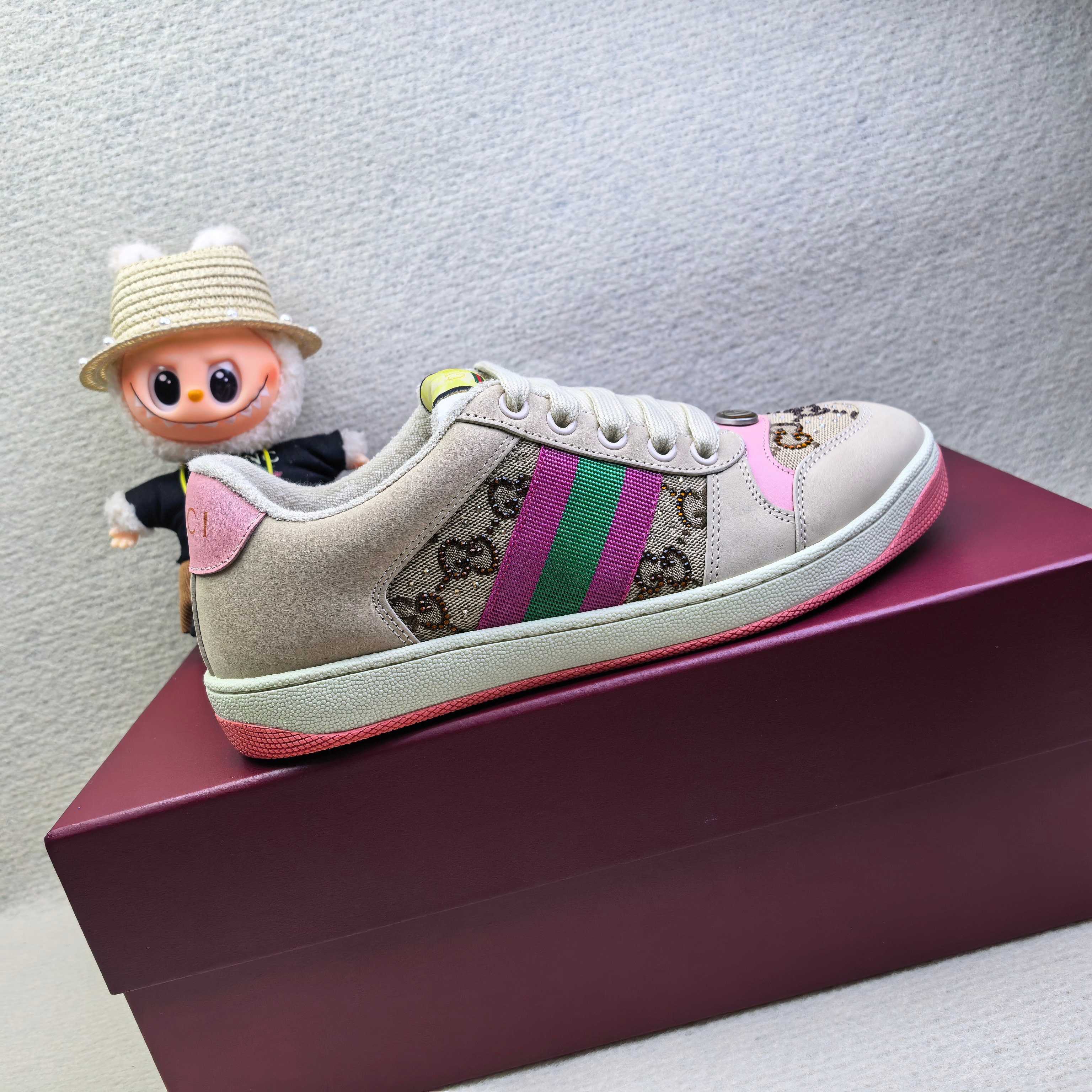 Кроссовки унисекс в стиле Gucci бежевого цвета с розовыми акцентами