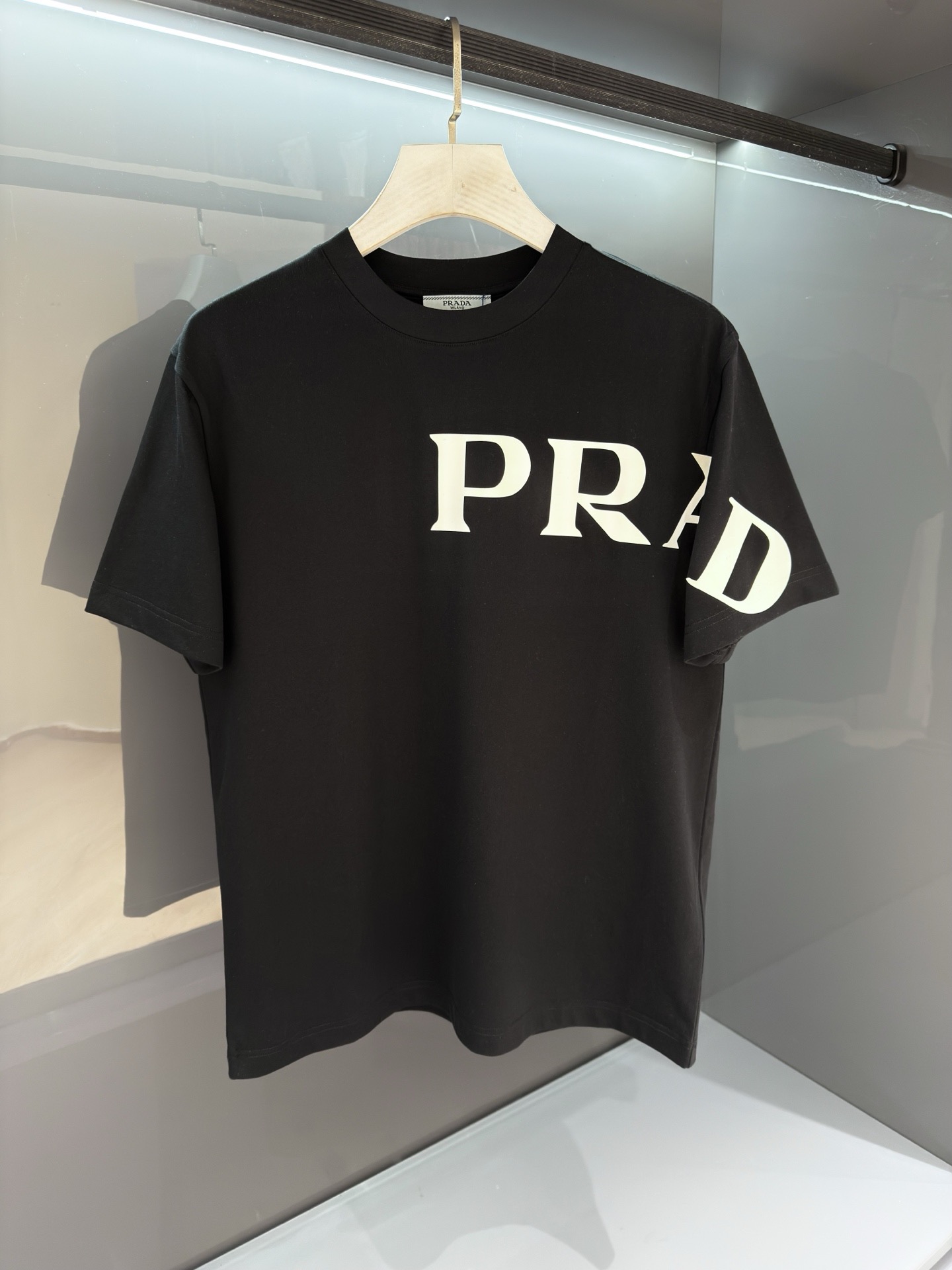 Футболка мужская в стиле Prada с логотипом хлопковая базовая белого и чёрного цвета