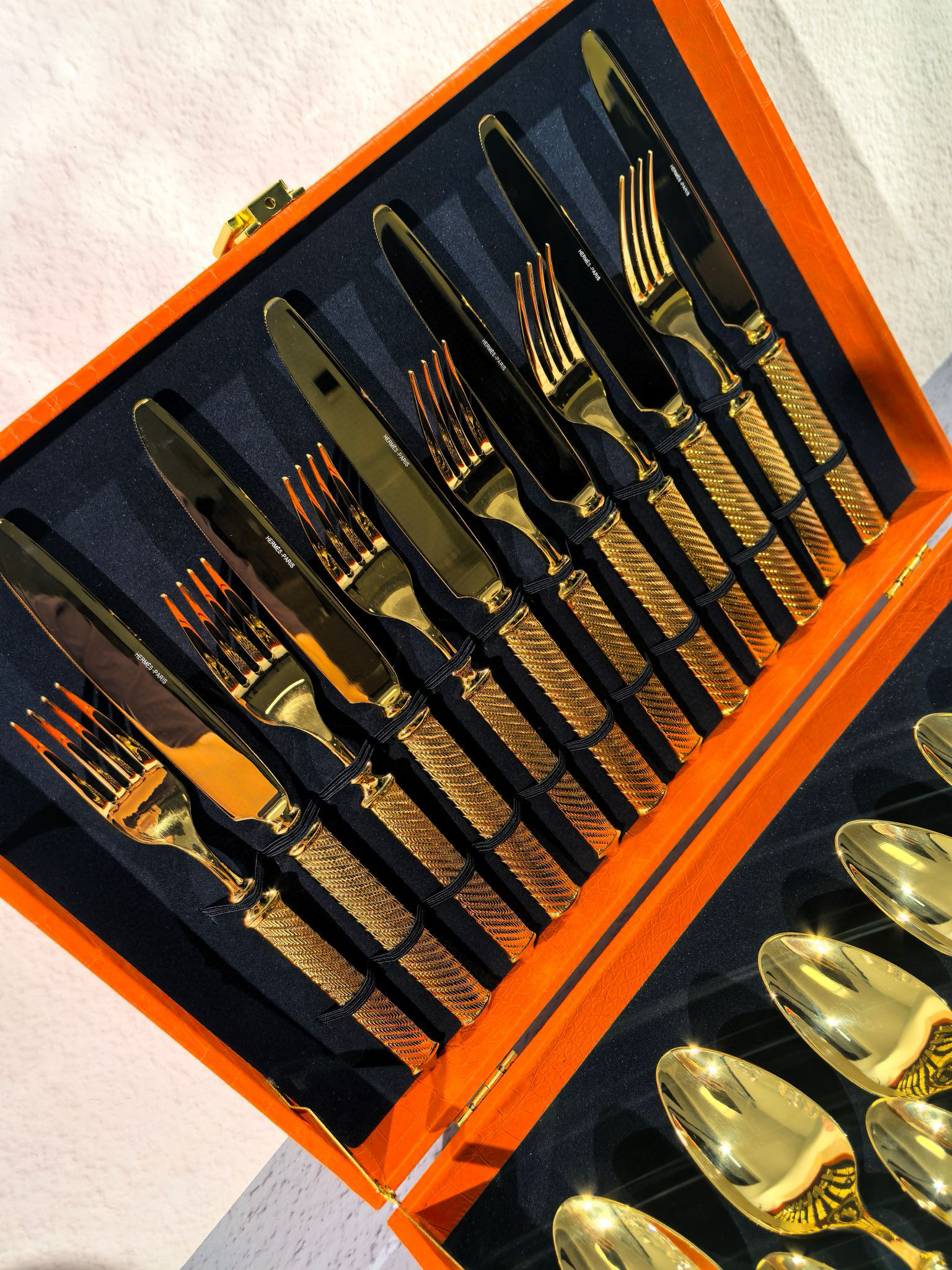 Набор столовых приборов в стиле Hermès золотого цвета в подарочном кейсе (24 предмета)