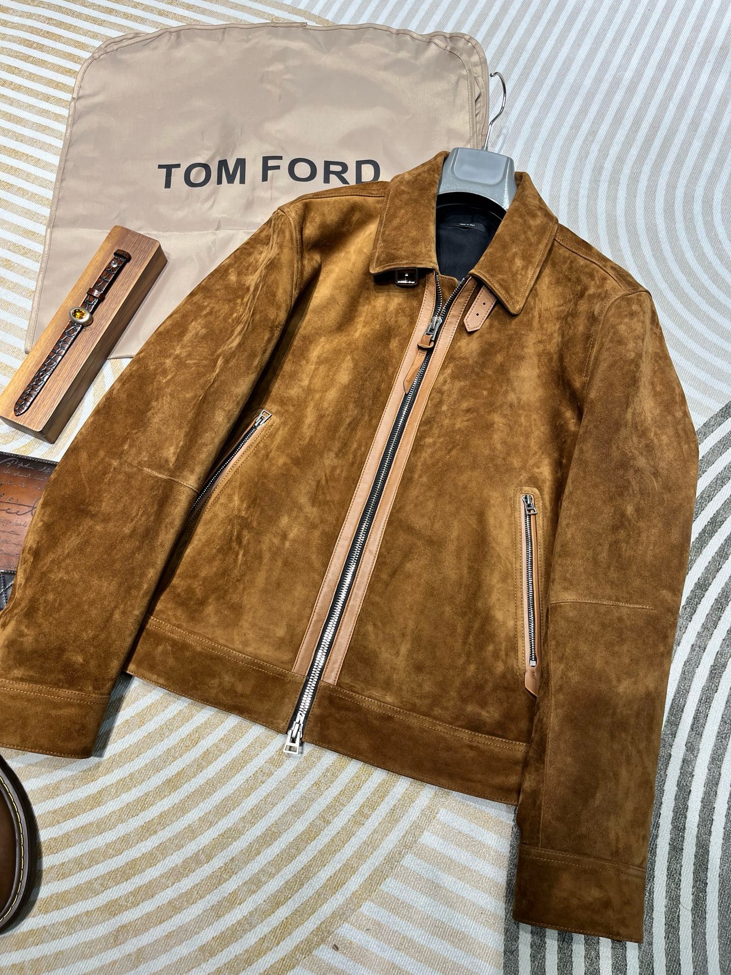 Куртка мужская Tom Ford коньячного цвета с отложным воротником и кожаной отделкой