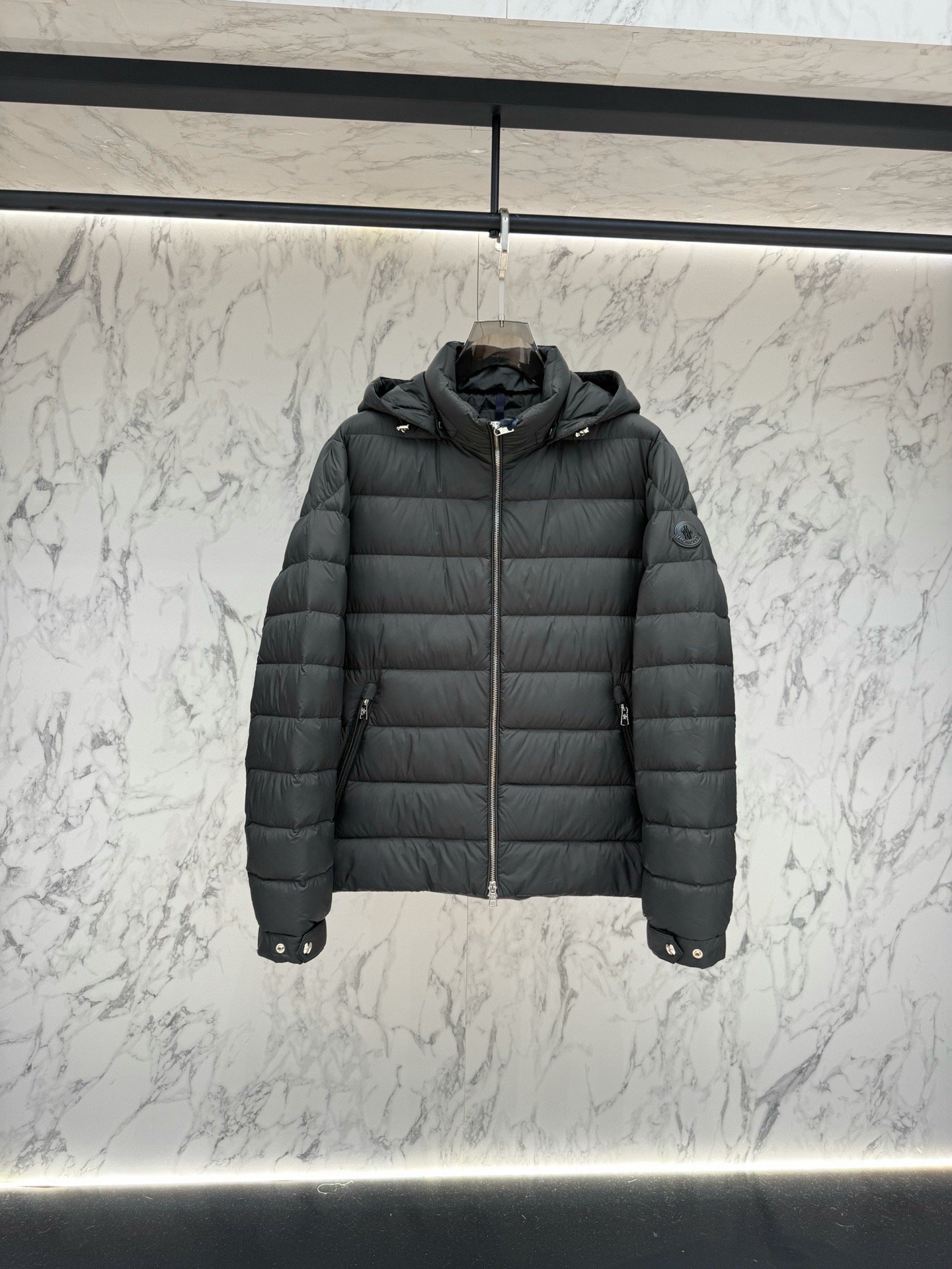 Пуховик мужской Moncler Alrai тёмно-серого цвета с капюшоном и натуральным пухом