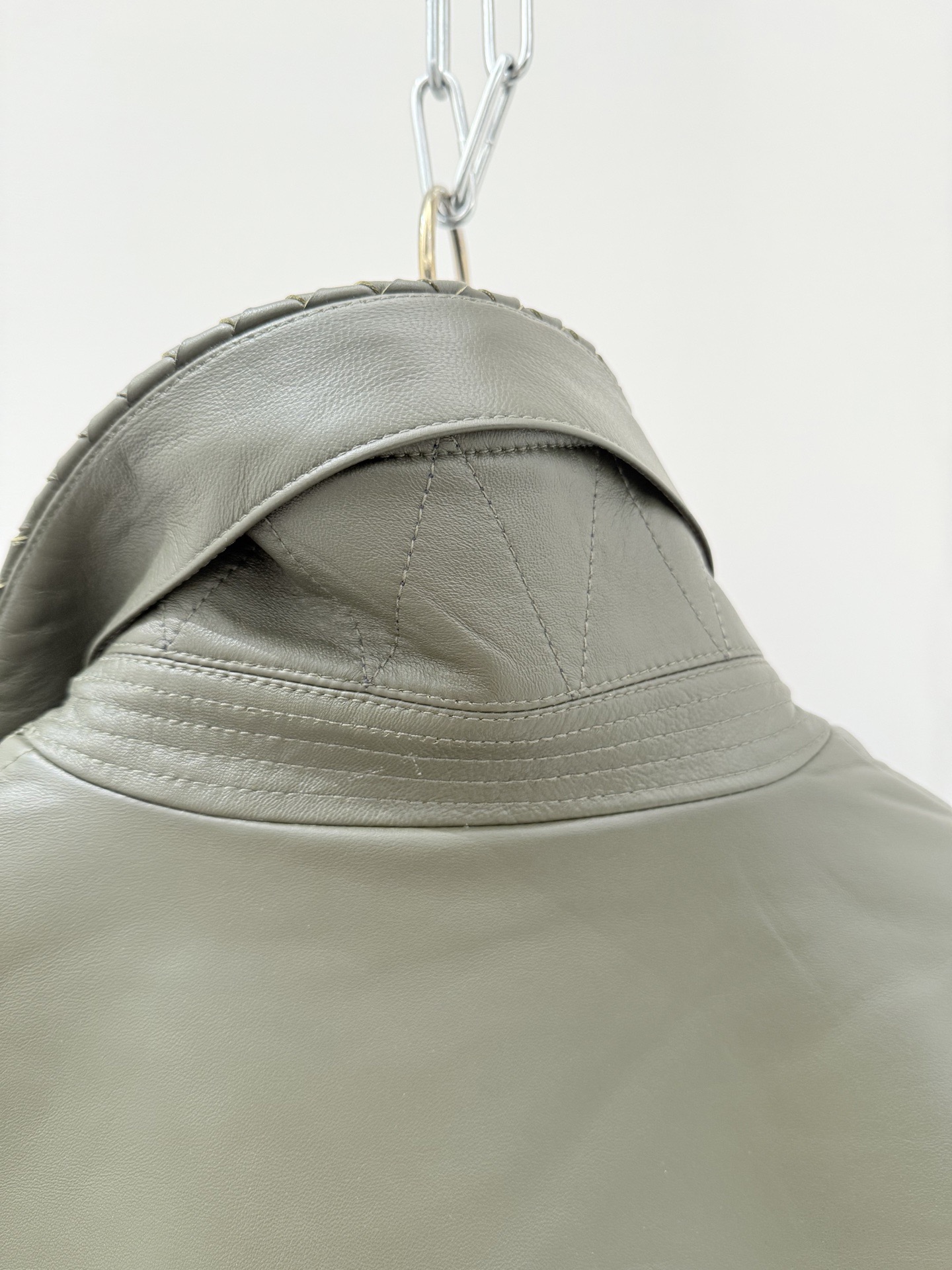 Куртка мужская в стиле Bottega Veneta тёмно-зелёного цвета с плетёным воротником