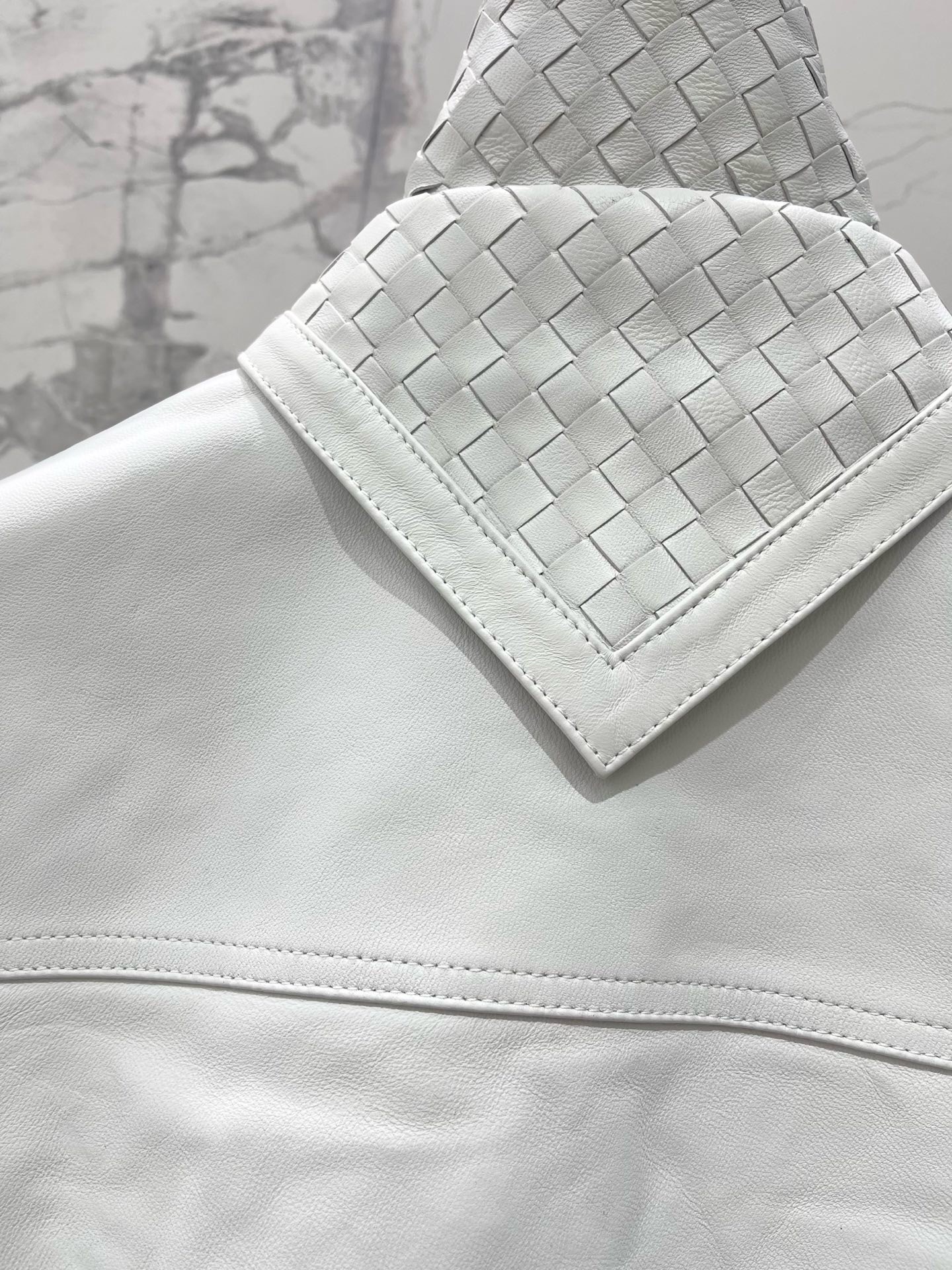 Куртка женская Bottega Veneta белого цвета с плетёным воротником Intrecciato