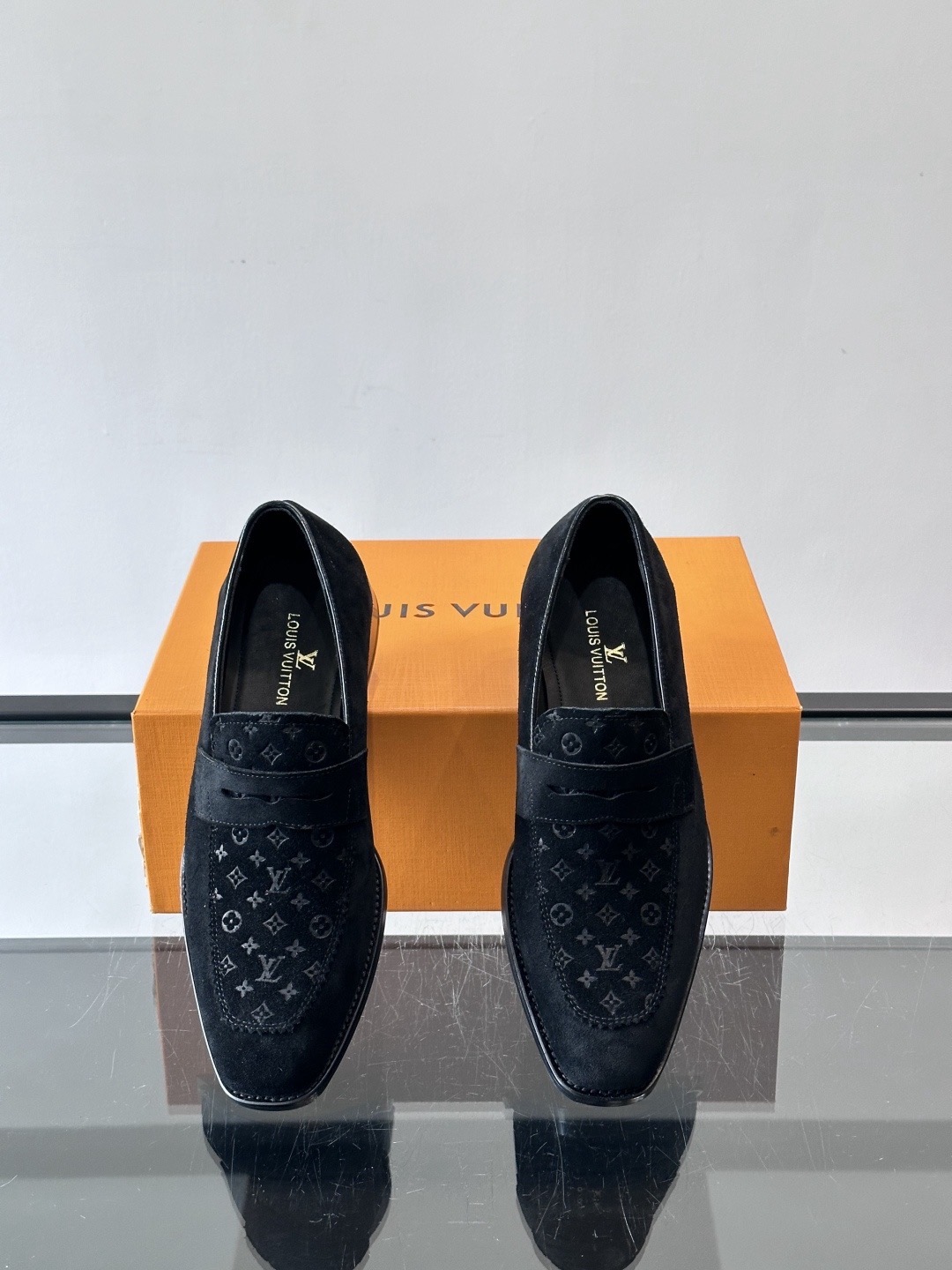 Туфли мужские в стиле Louis Vuitton чёрного цвета с перфорацией