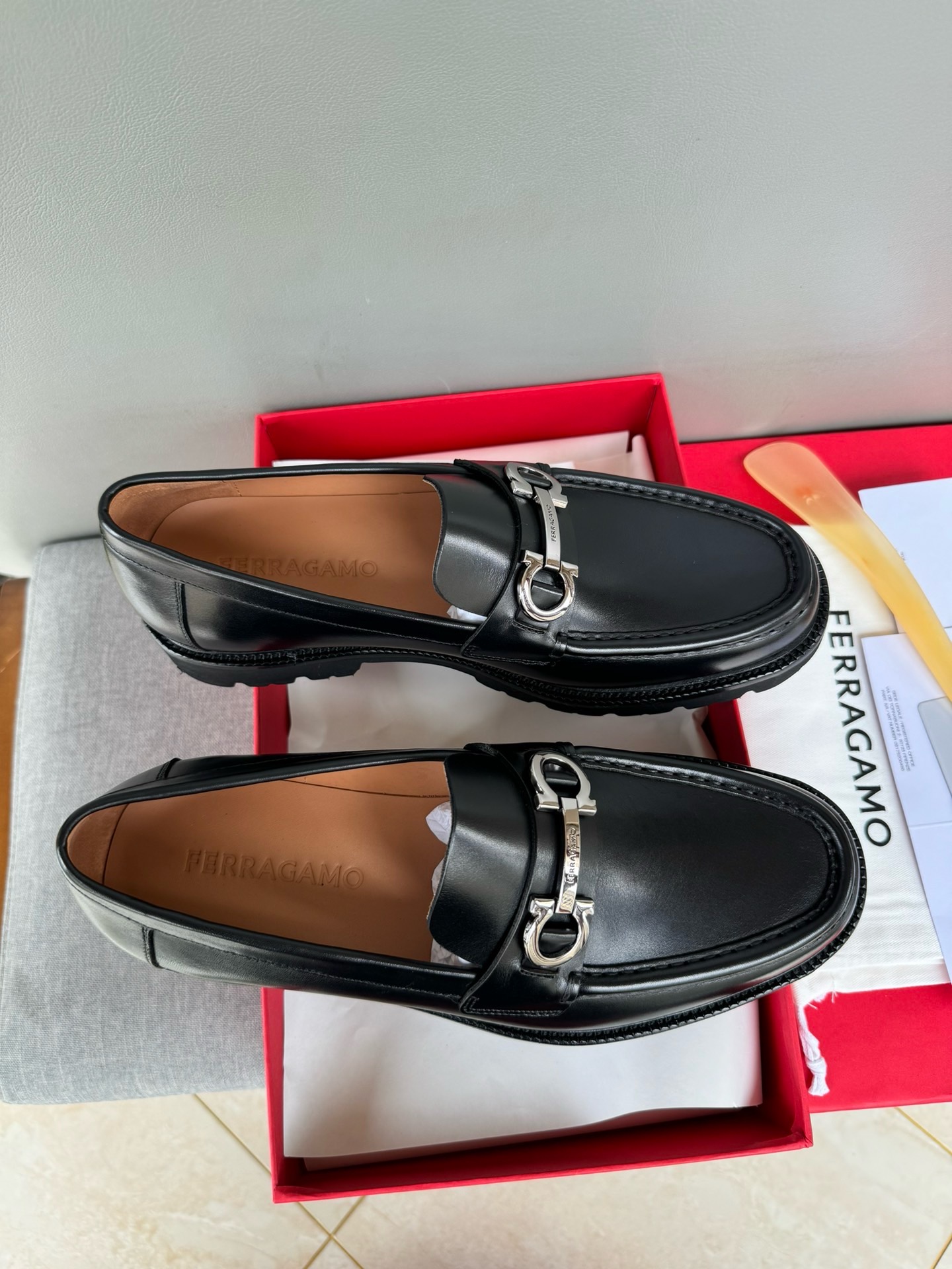 Лоферы мужские в стиле Salvatore Ferragamo с металлической пряжкой чёрного цвета