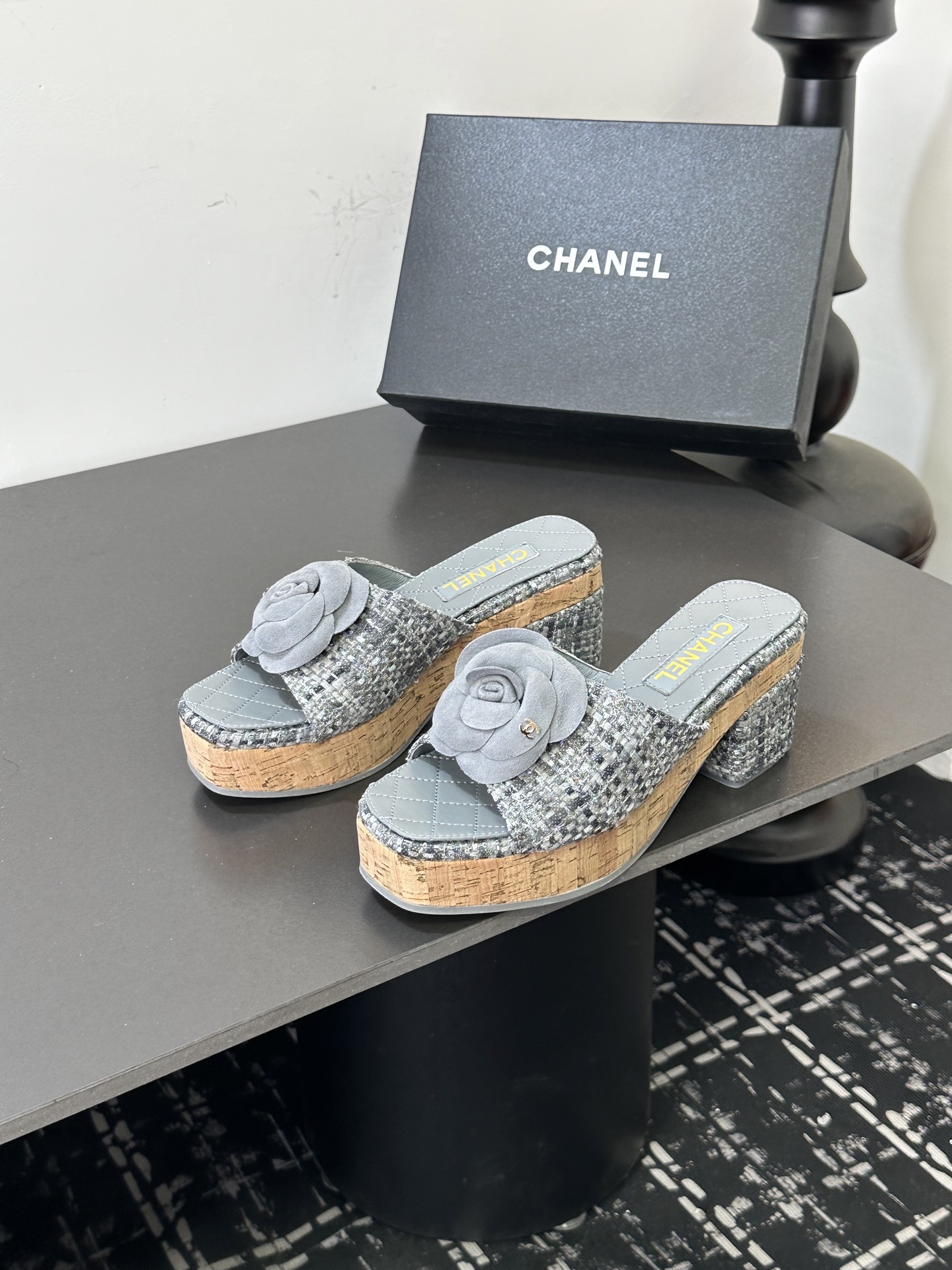 Мюли женские в стиле Chanel с цветком камелии голубого цвета