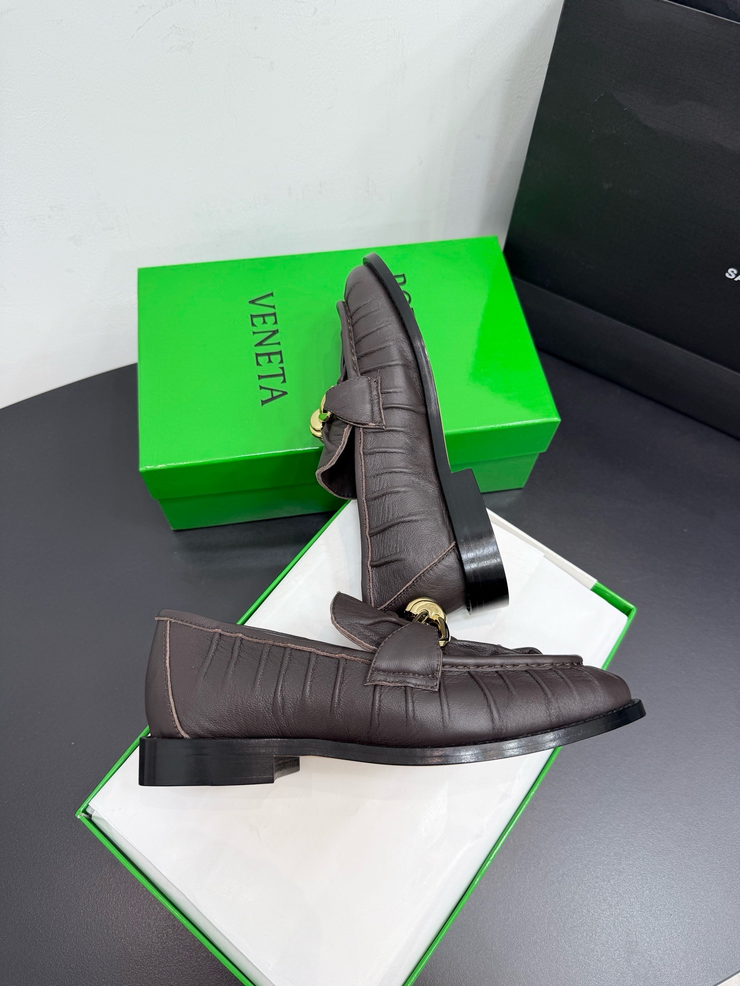 Лоферы женские Bottega Veneta Astaire с металлическим декором коричневого цвета