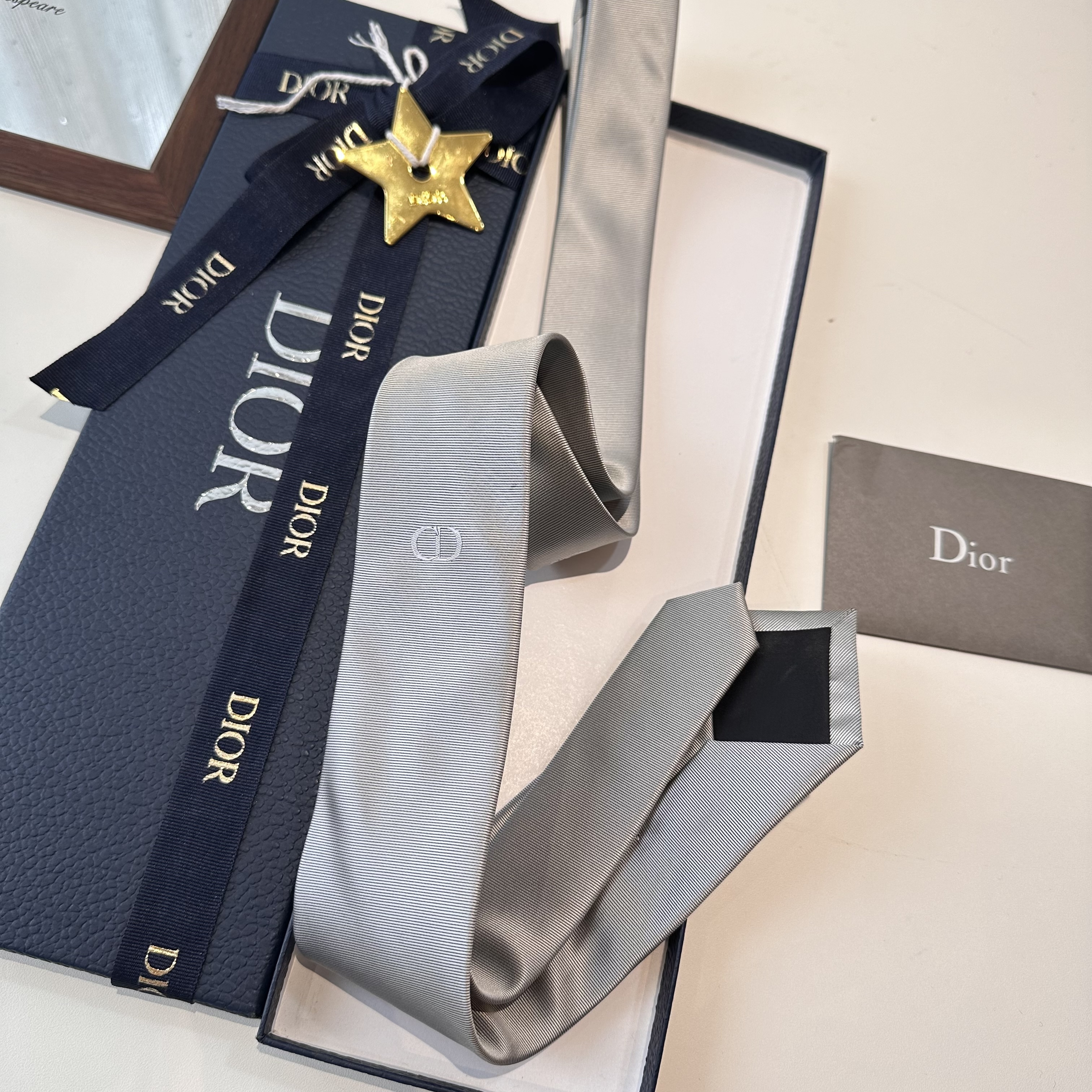 Галстук мужской в стиле Dior серого цвета с вышивкой логотипа