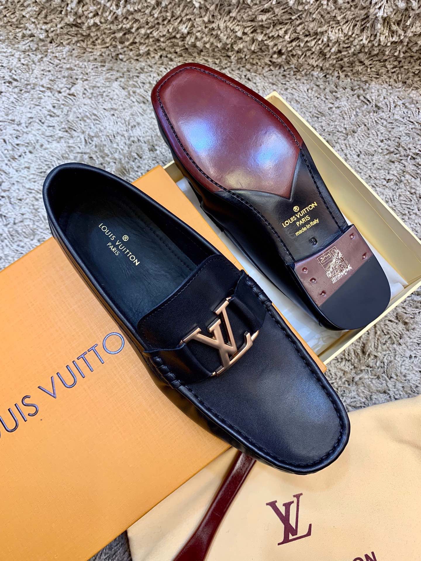 Лоферы мужские в стиле Louis Vuitton из натуральной кожи чёрного цвета с логотипом LV