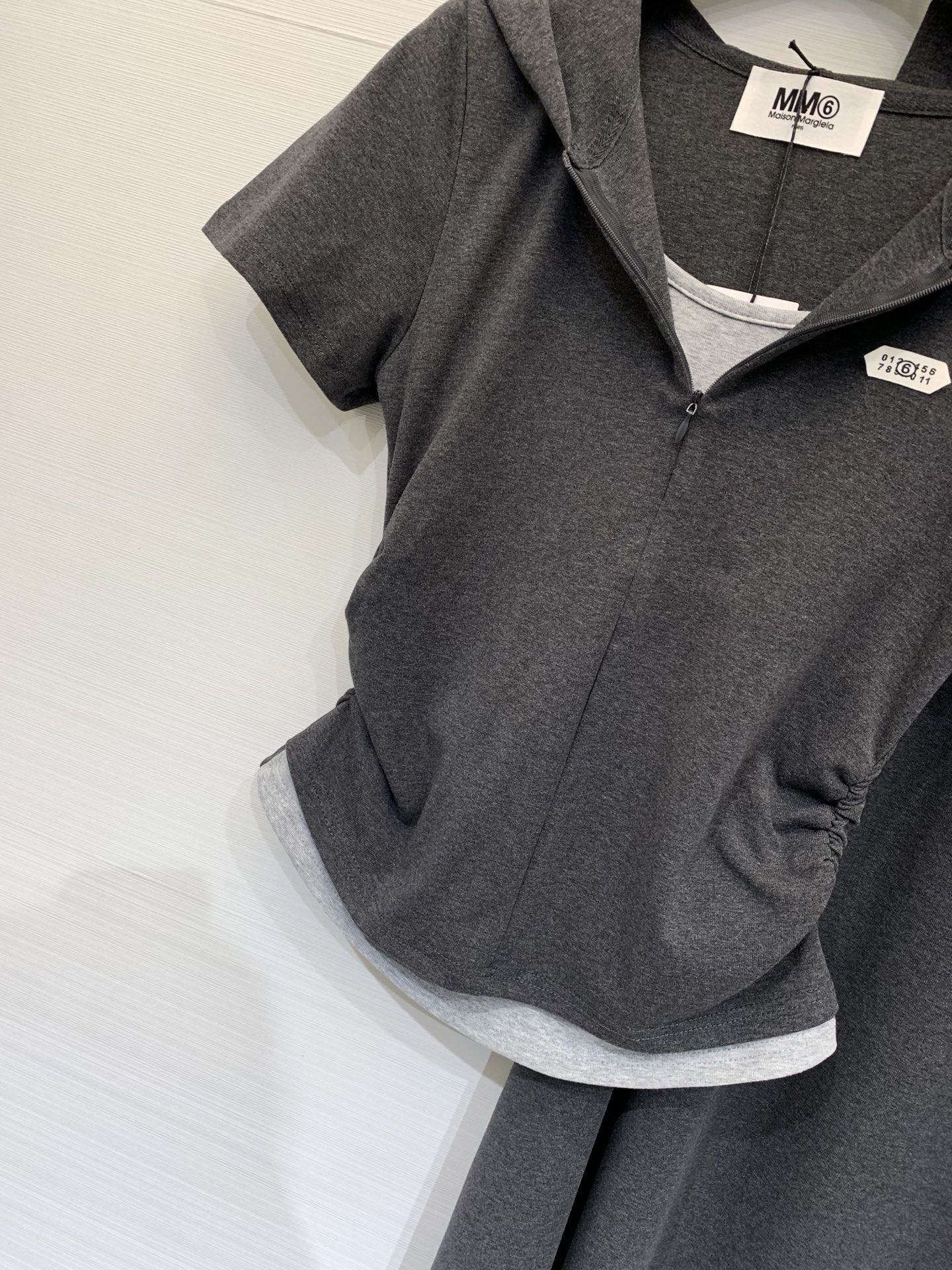 Костюм женский в стиле MM6 Maison Margiela  тёмно-серого цвета с топом и юбкой