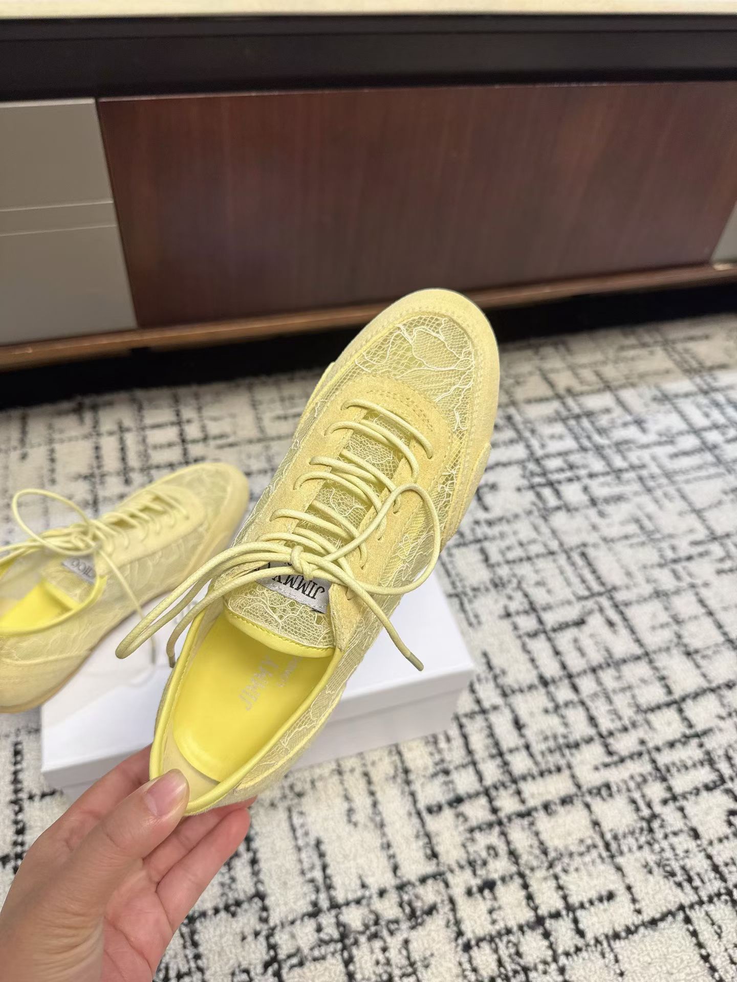 Кроссовки женские в стиле Jimmy Choo жёлтого цвета