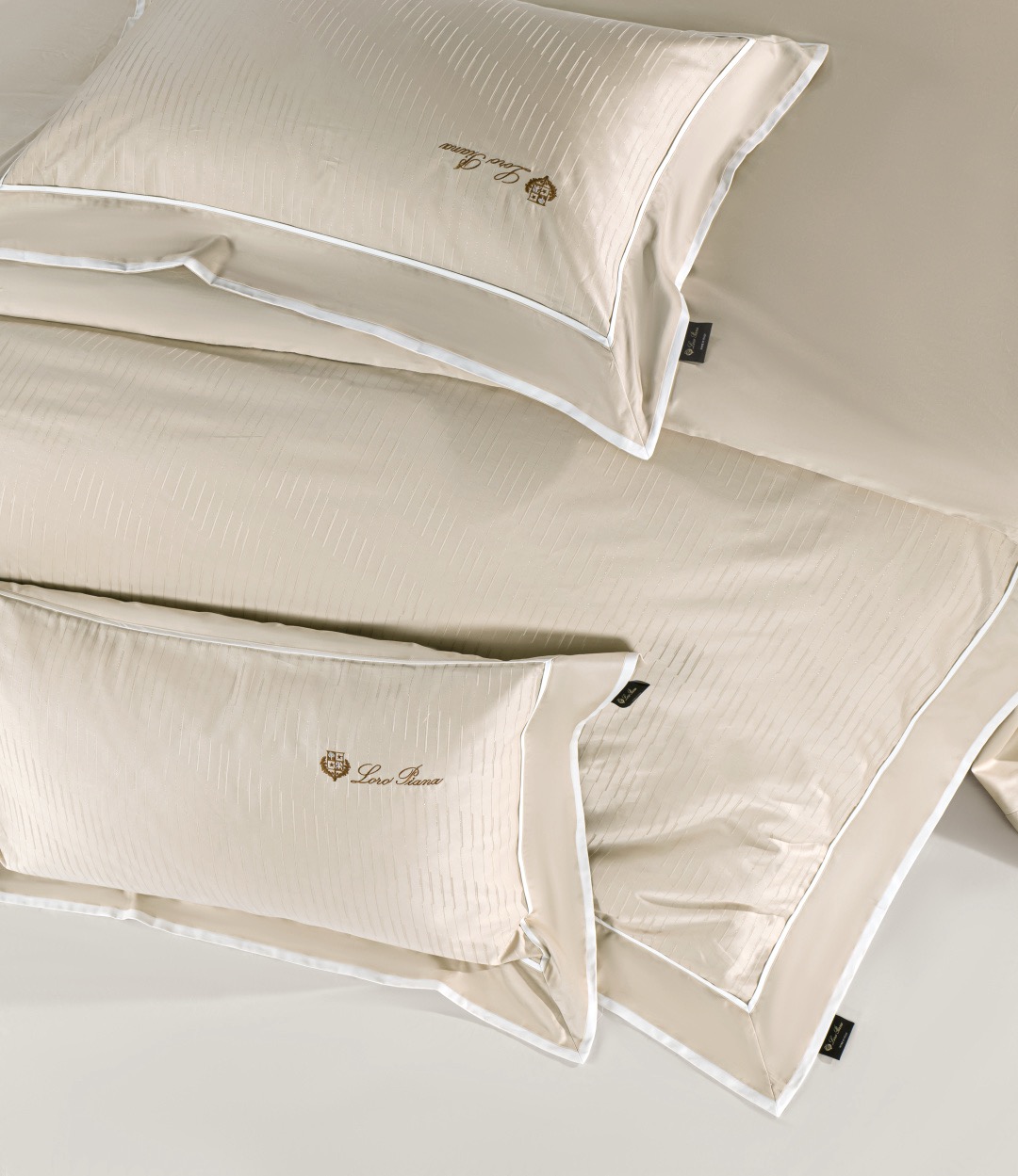 Комплект постельного белья в стиле Loro Piana Interiors молочного цвета