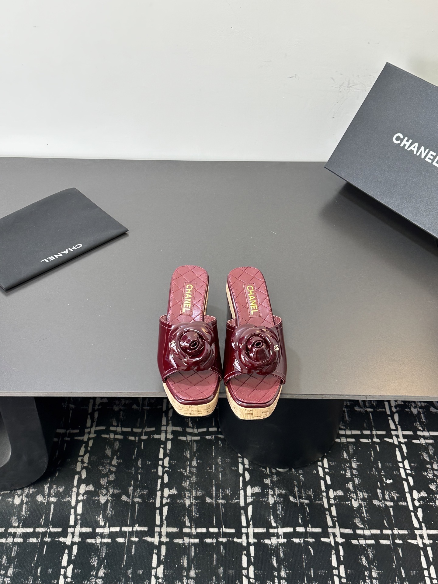 Мюли женские в стиле Chanel с цветком камелии бордового цвета