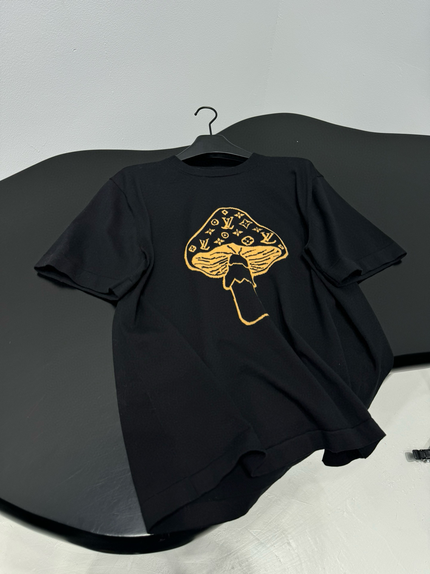 Джемпер мужской в стиле Loewe из хлопкового трикотажа чёрного цвета с вышивкой гриба