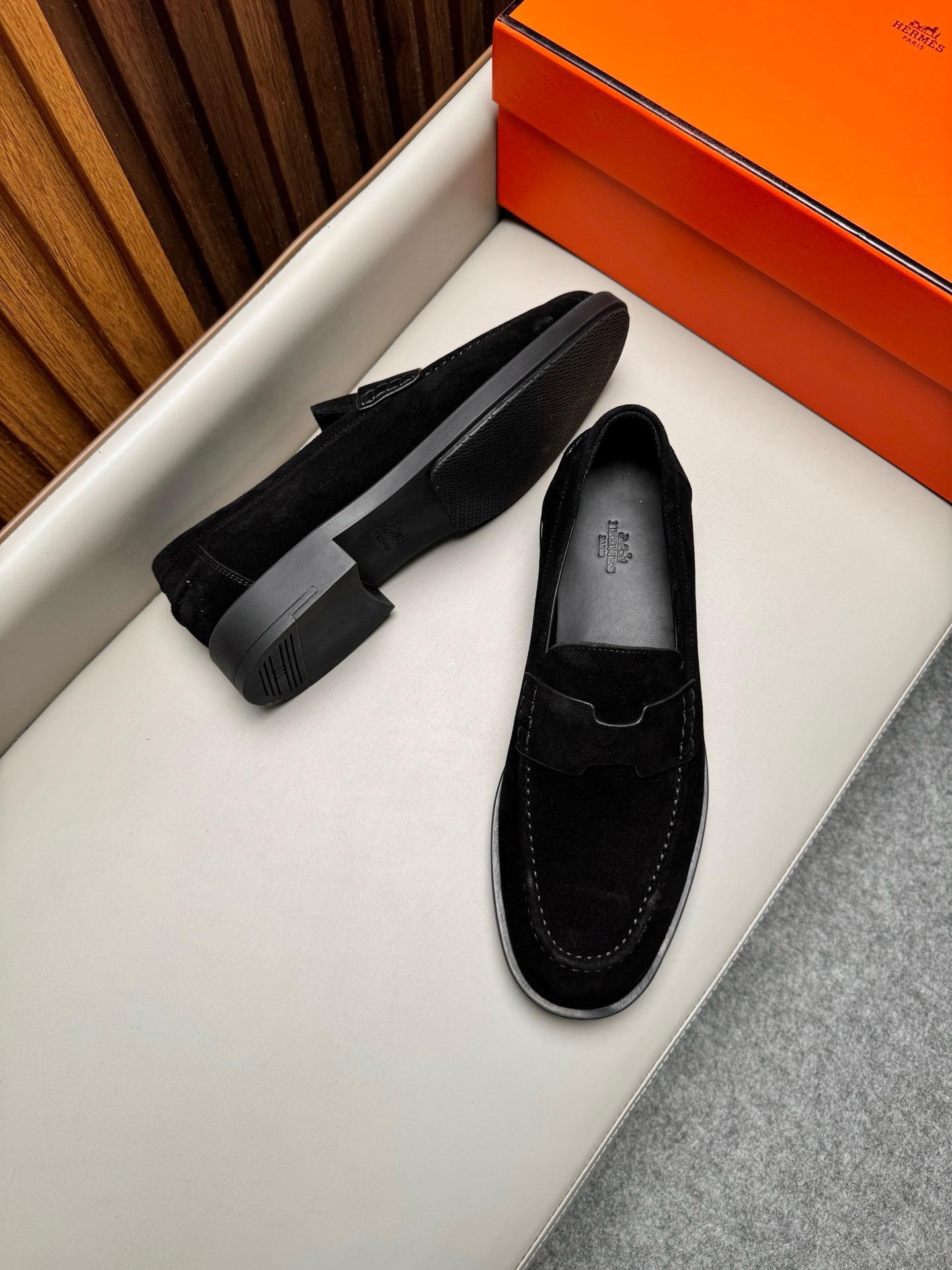 Лоферы мужские в стиле Hermes из натуральной замши чёрного цвета