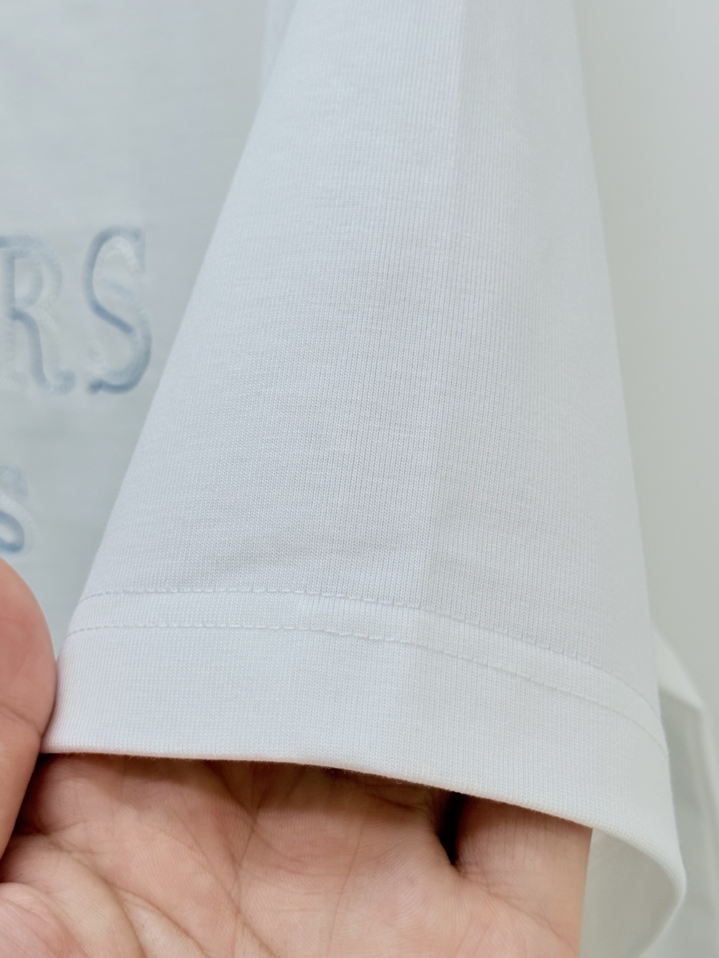 Футболка мужская в стиле Louis Vuitton из хлопка белого цвета с вышивкой логотипа