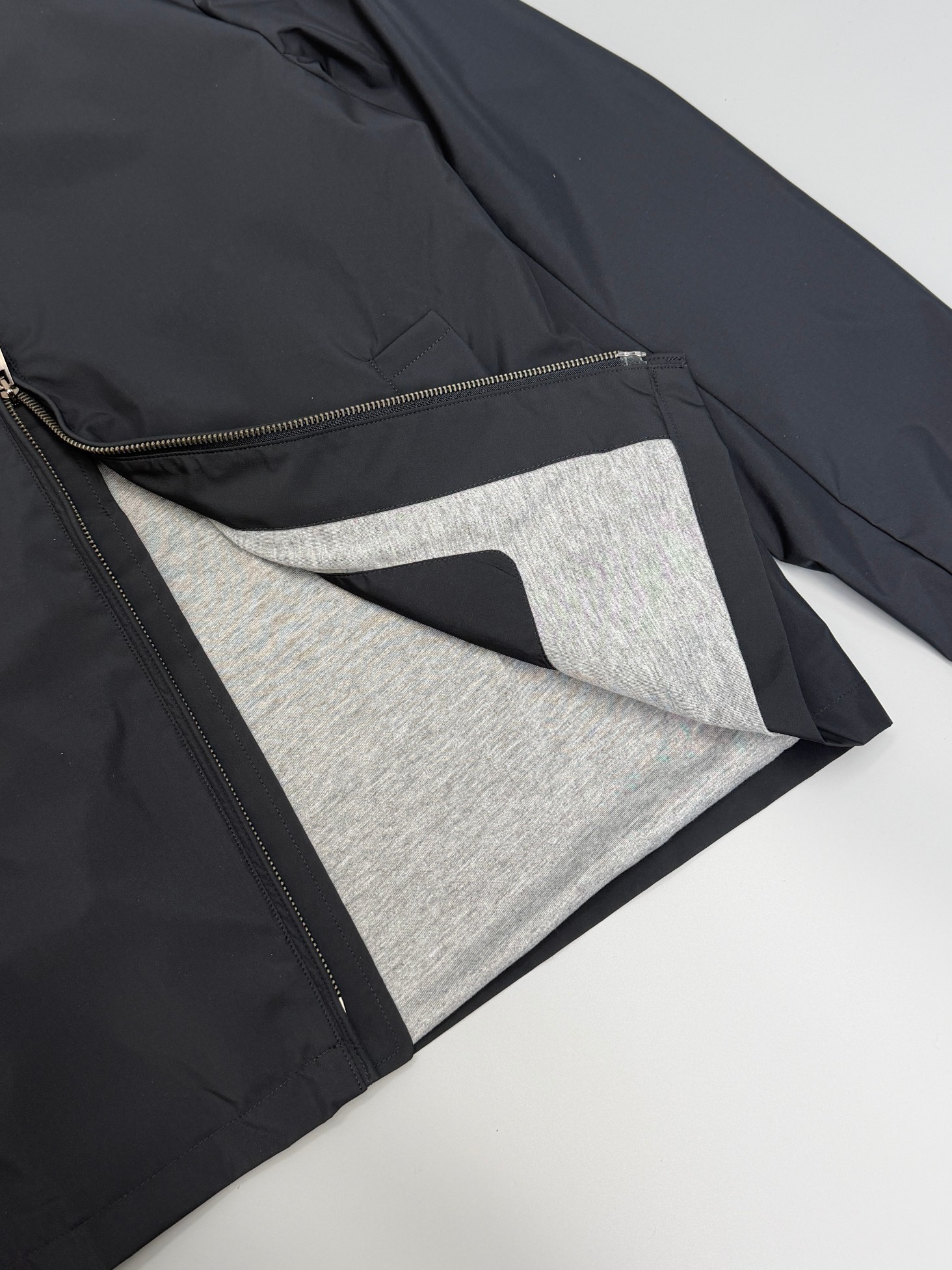 Куртка мужская в стиле Zegna с капюшоном демисезонная черного цвета