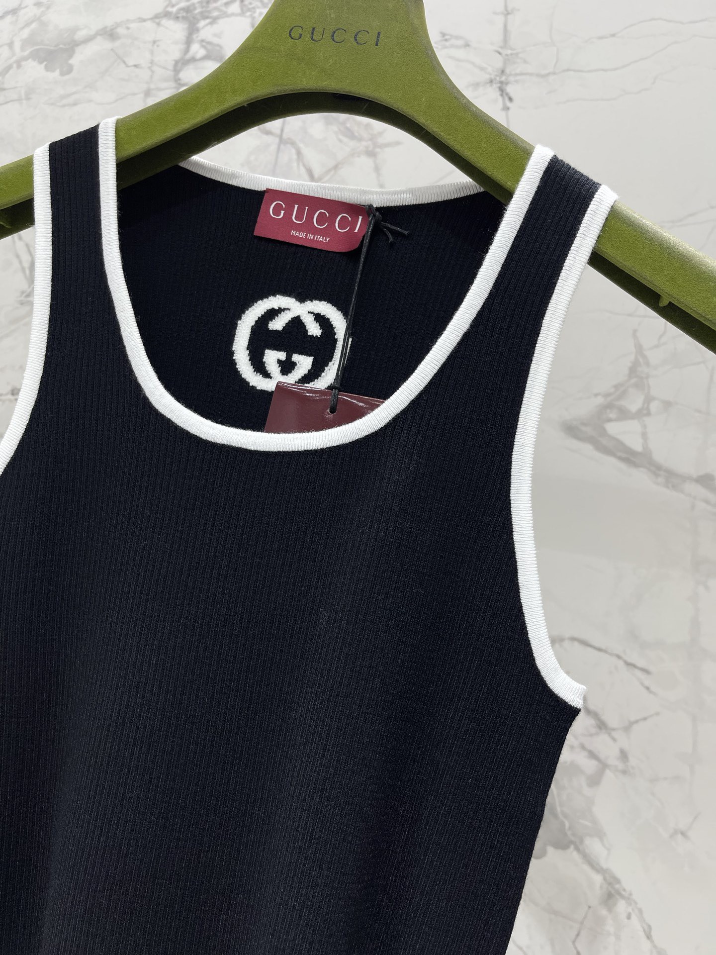 Топ женский в стиле Gucci трикотажный с вышивкой GG на бретелях чёрного цвета