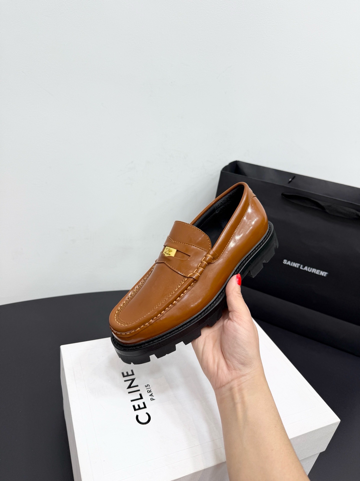 Лоферы женские Celine Triomphe из натуральной кожи коричневого цвета