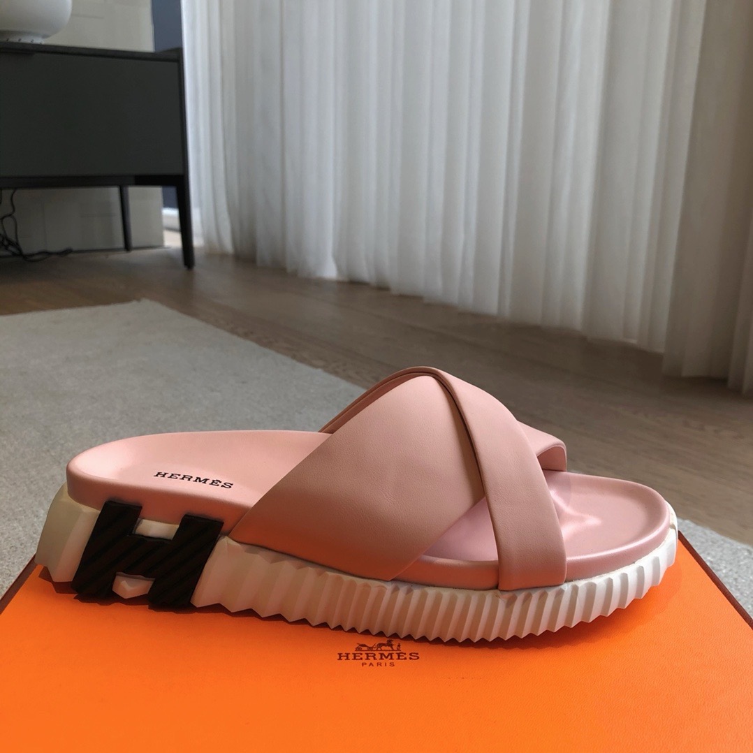 Шлёпанцы Hermès Eclair пудрово-розового цвета с перекрёстными ремешками