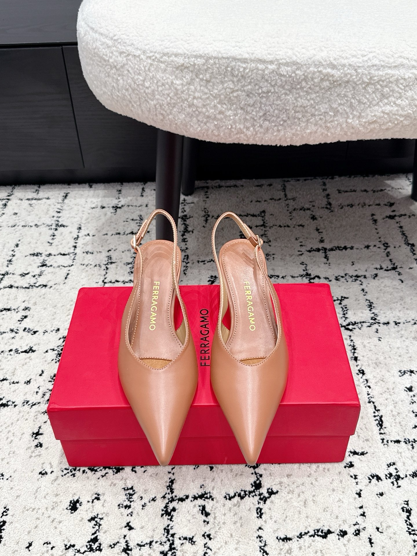 Туфли женские в стиле Salvatore Ferragamo бежевого цвета