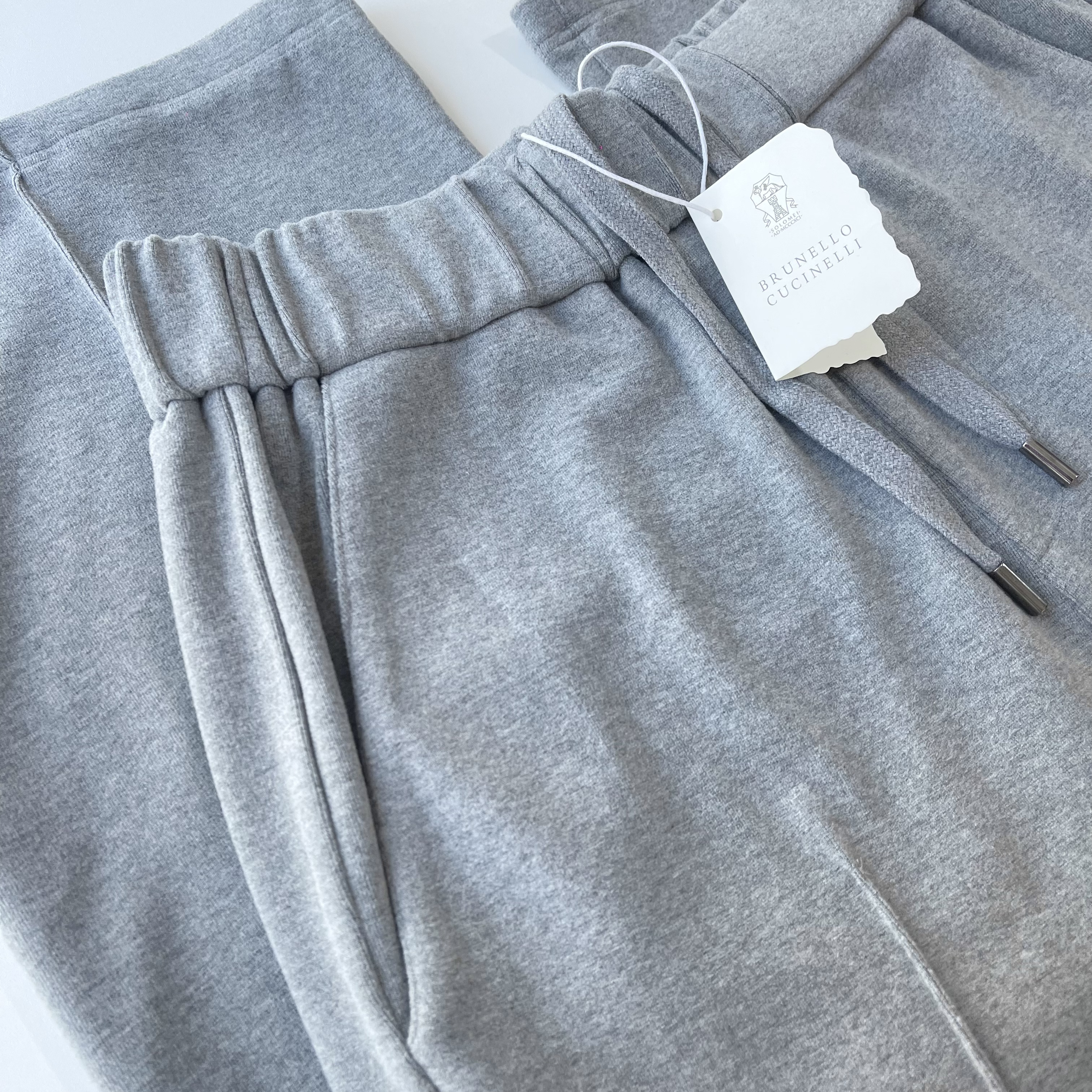 Брюки мужские в стиле Brunello Cucinelli модель Straight Fit из шерстяного трикотажа серого цвета