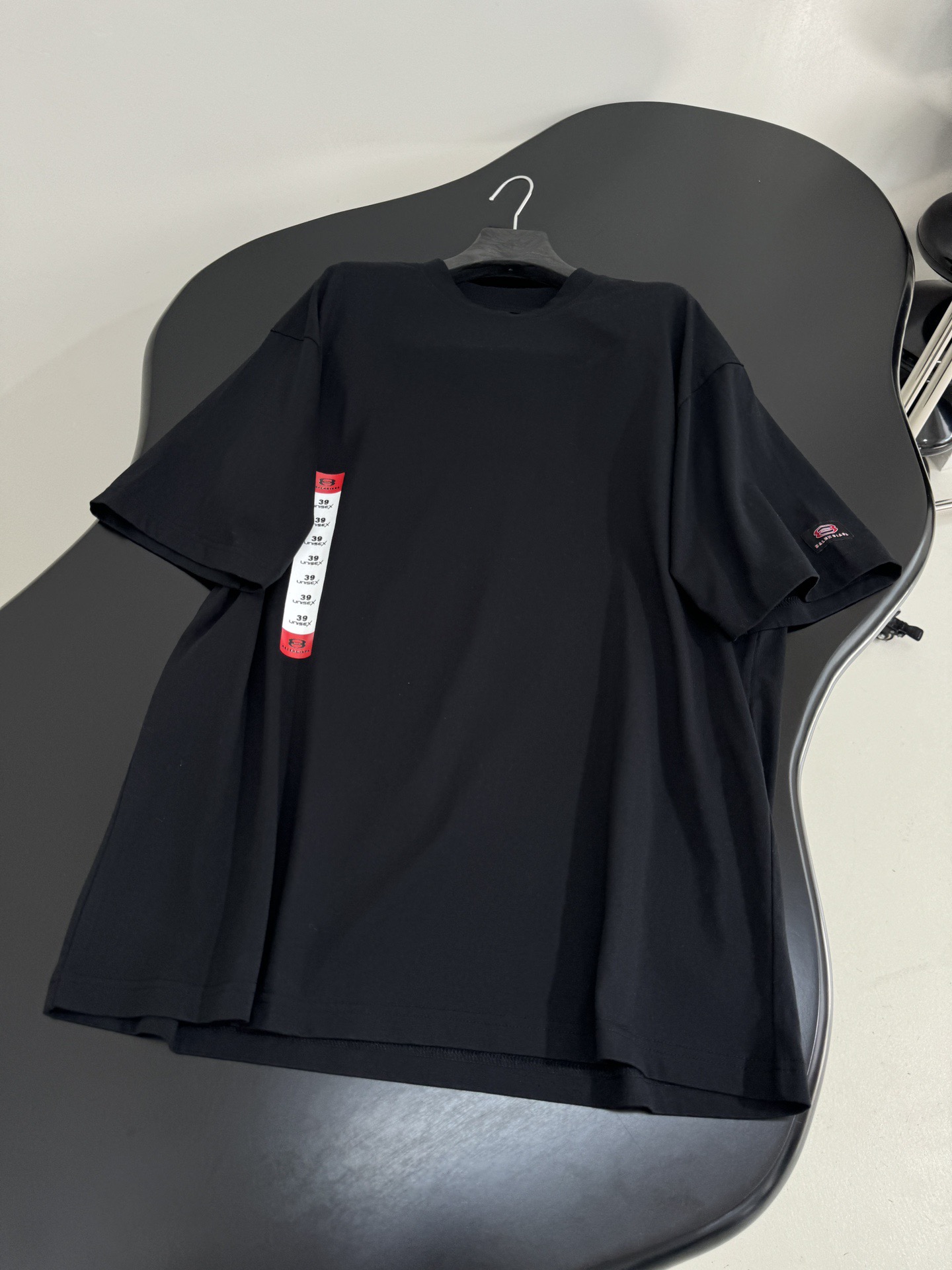 Футболка унисекс в стиле Balenciaga Unity Sports Icon Cropped чёрного цвета с принтом