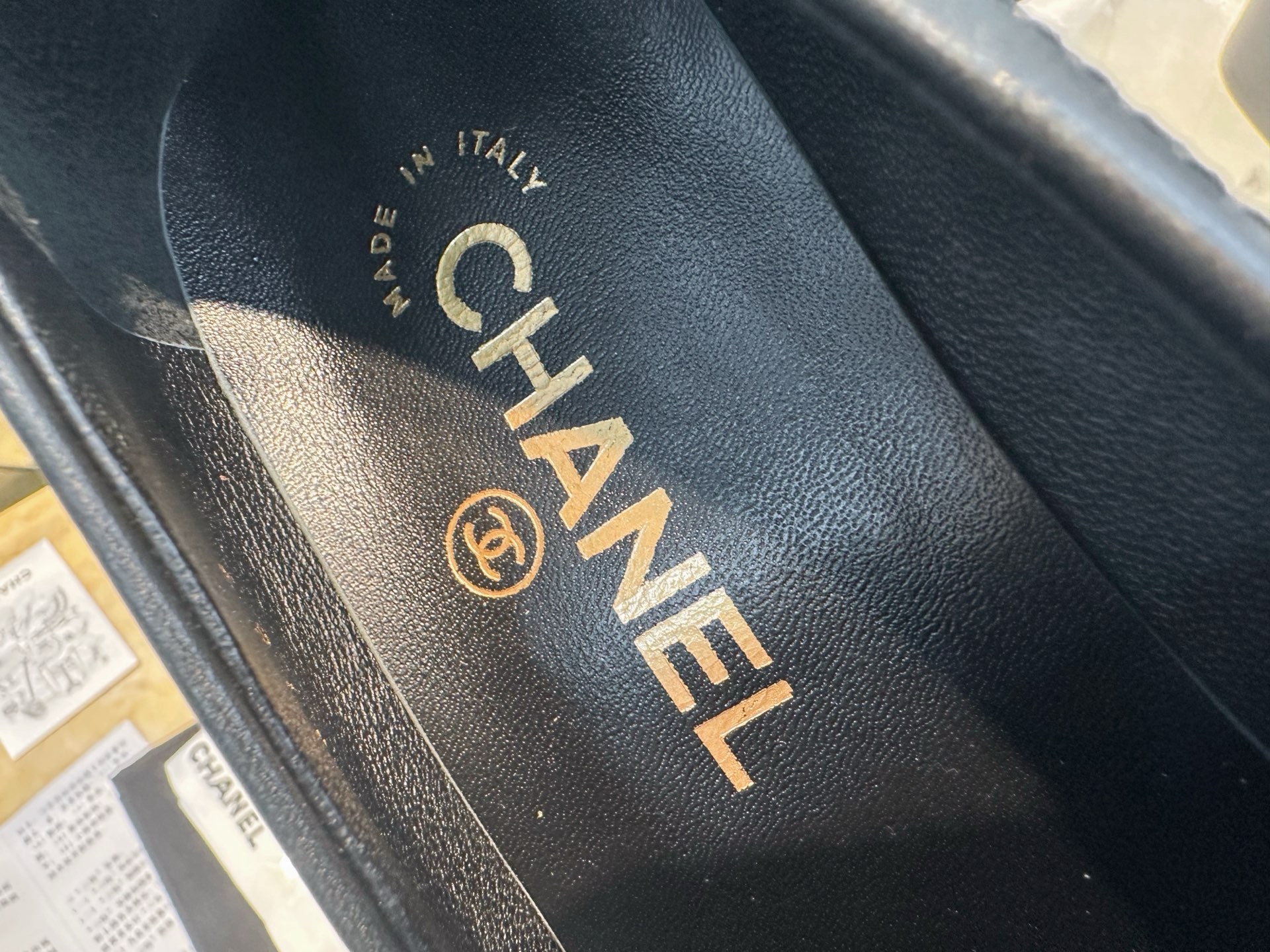 Лоферы женские Chanel 24B чёрно-белого цвета на утолщённой подошве